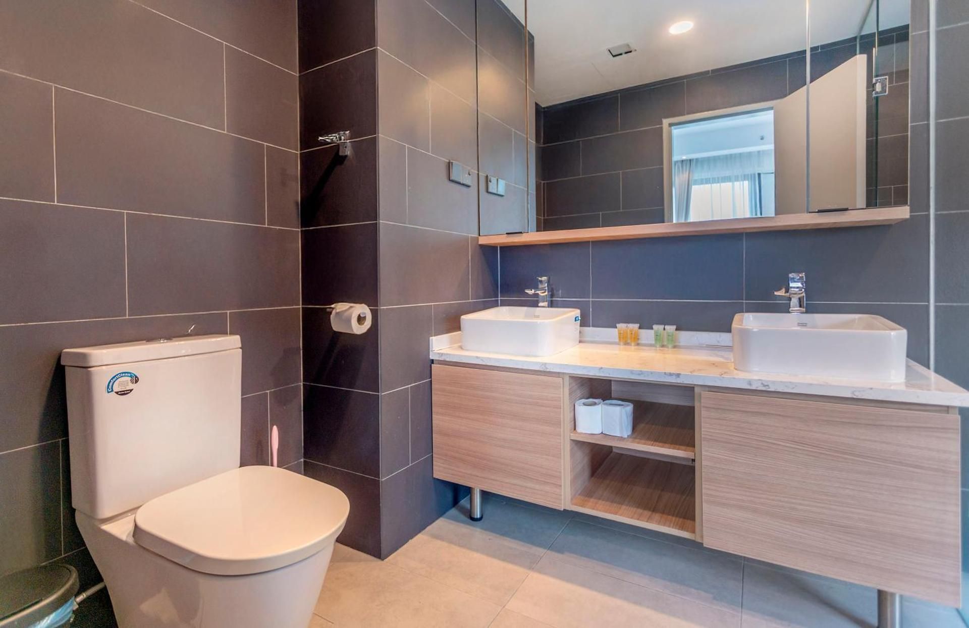 Deluxe Two-Bedroom Apartment with Washer