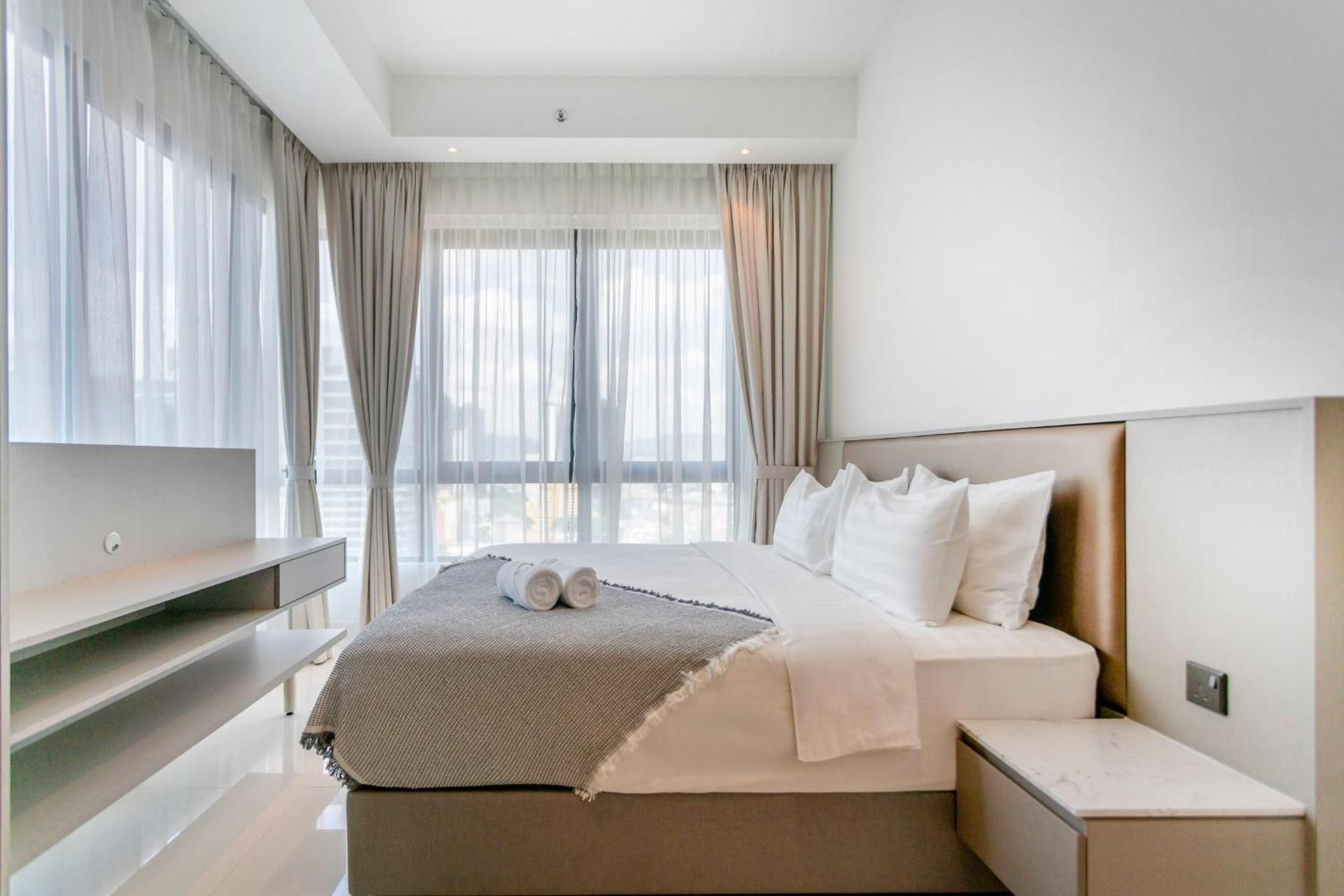 Deluxe Two-Bedroom Apartment with Washer