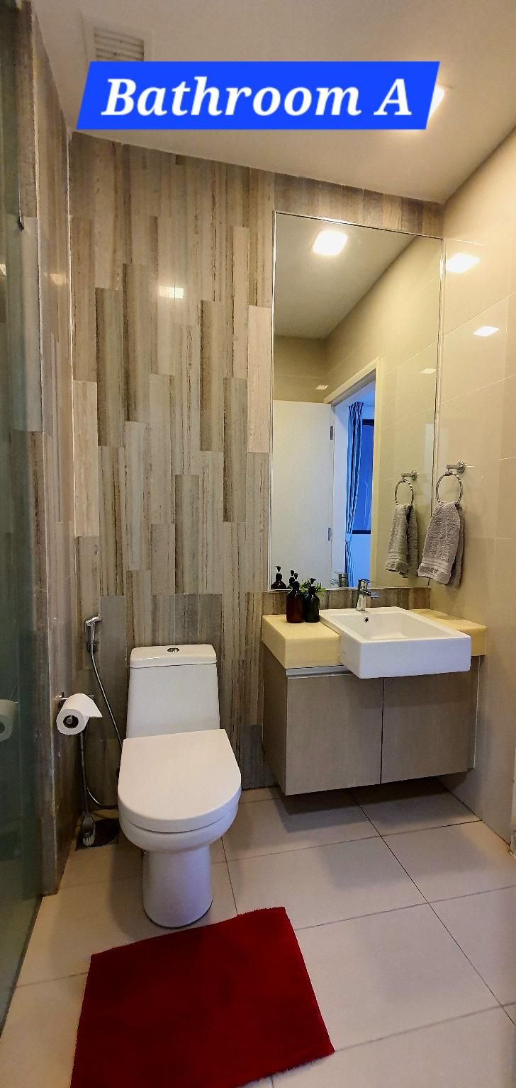 Queen Capsule with Shared Bathroom