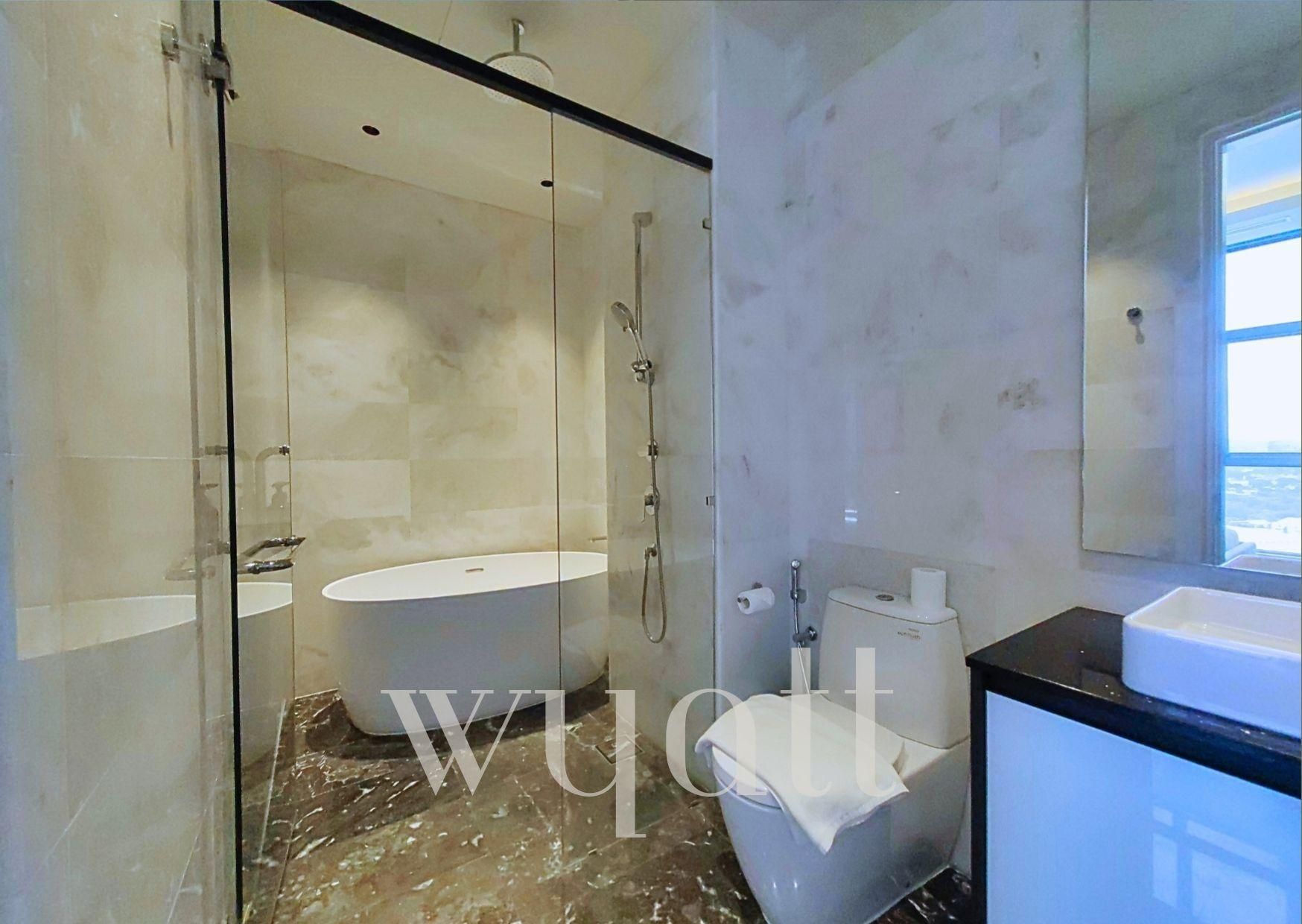 One Bed Room with Bathtub