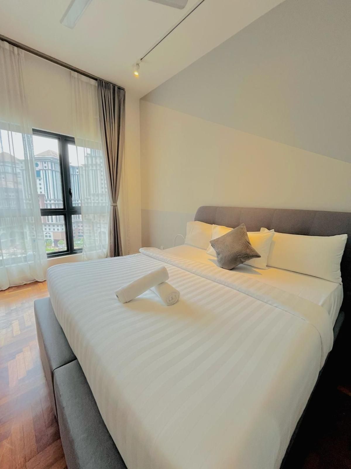 King Studio with Sofa Bed