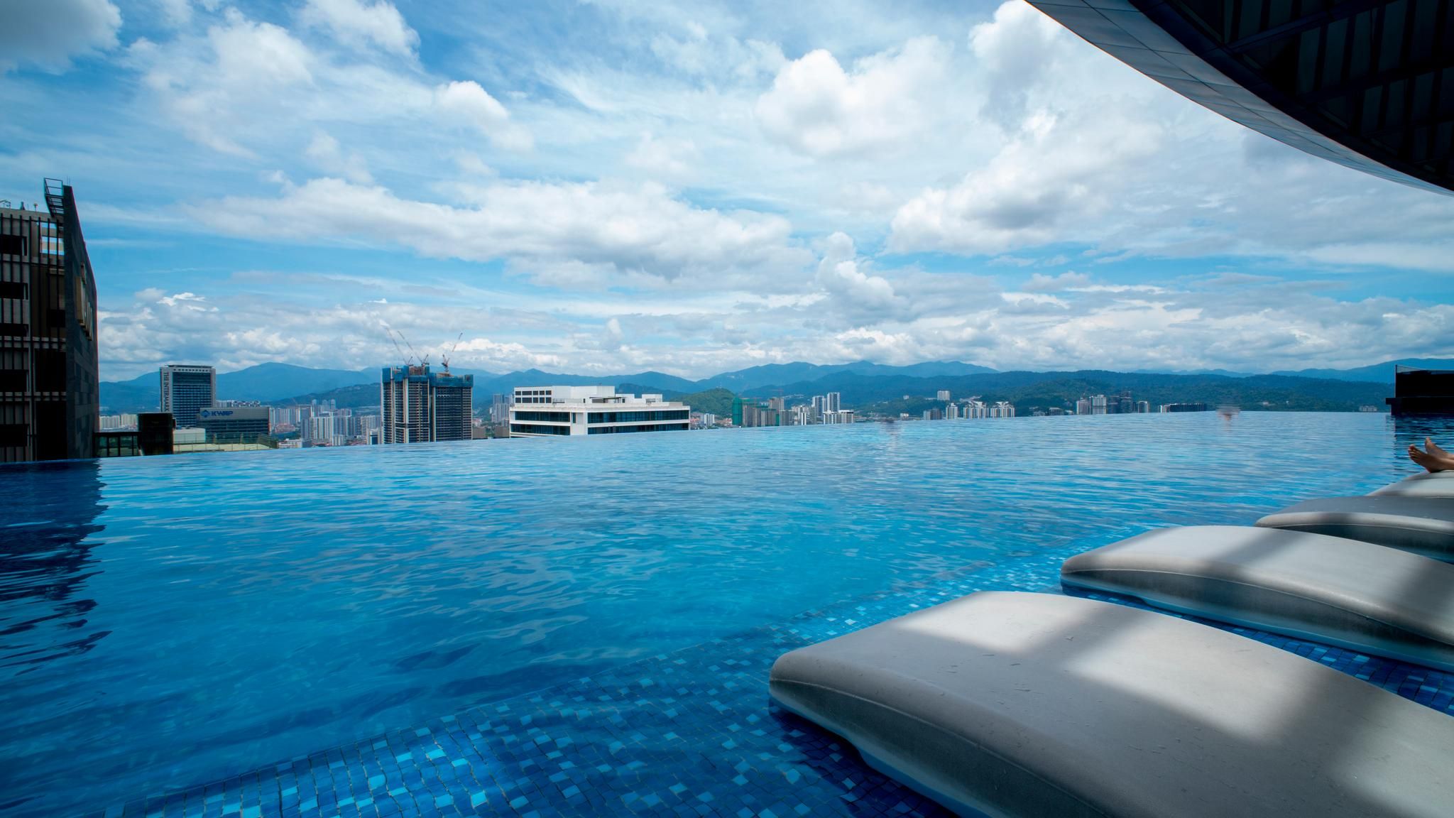 swimming pool [outdoor]