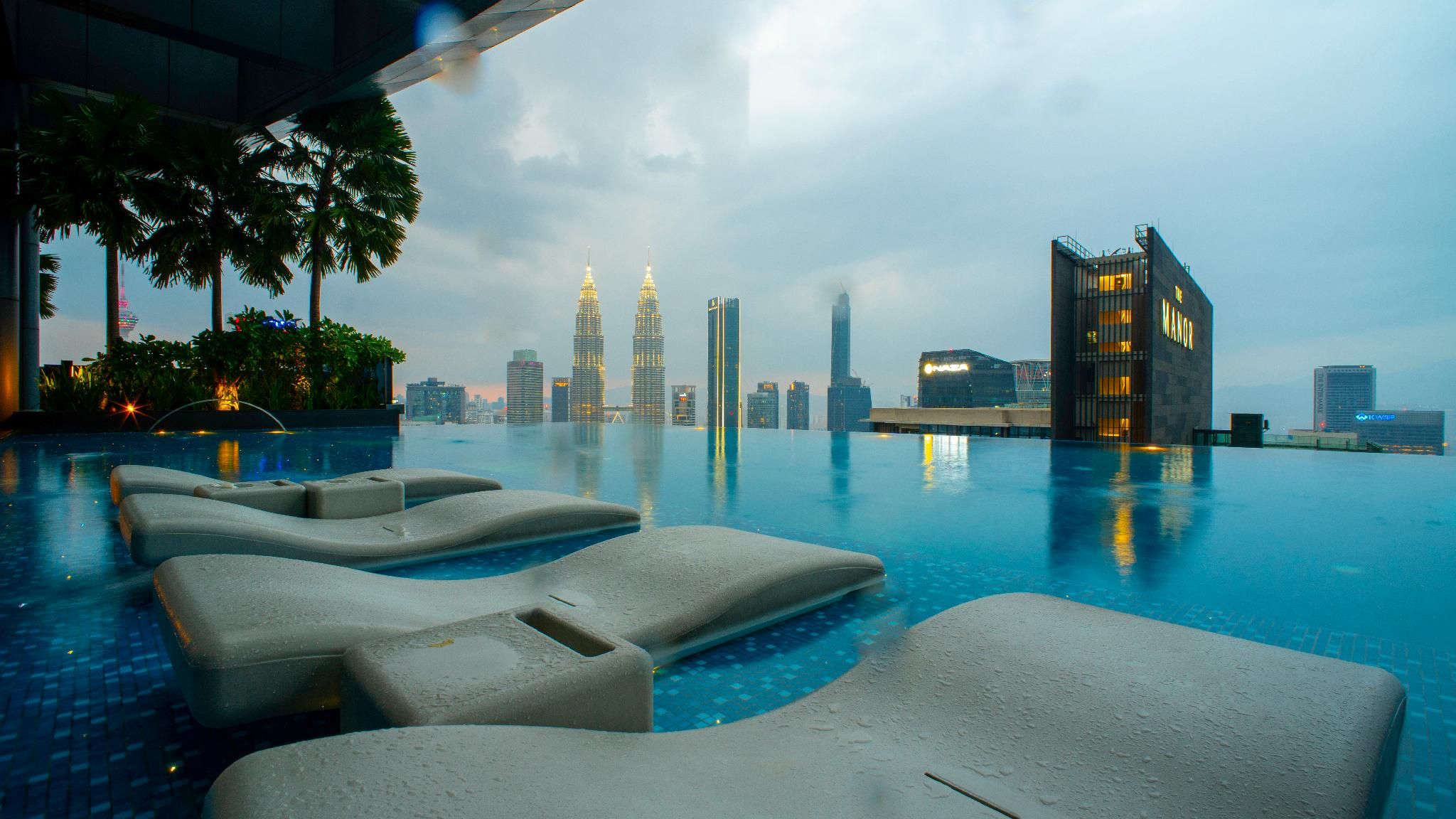 swimming pool [outdoor]