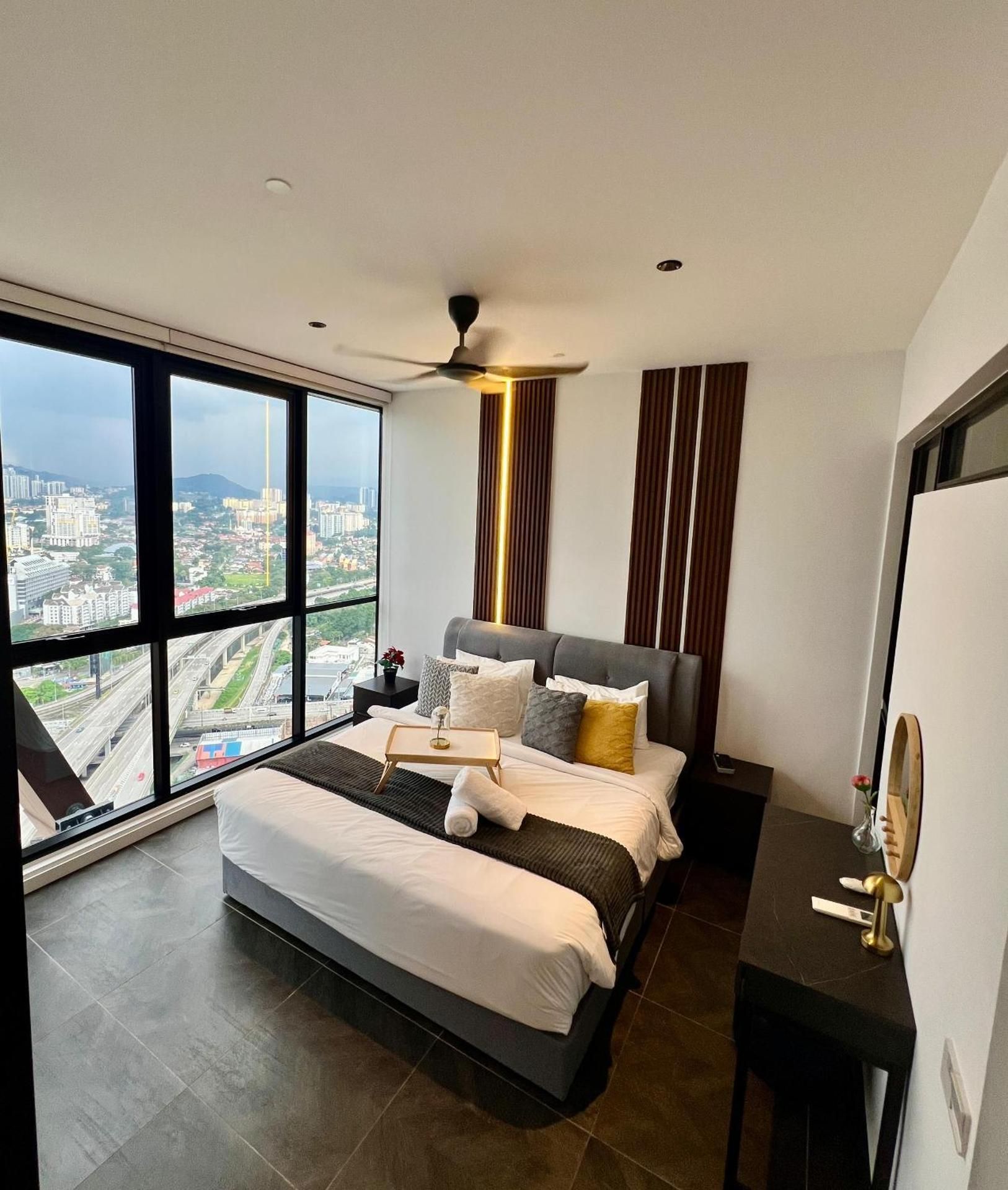 Deluxe One-Bedroom Apartment