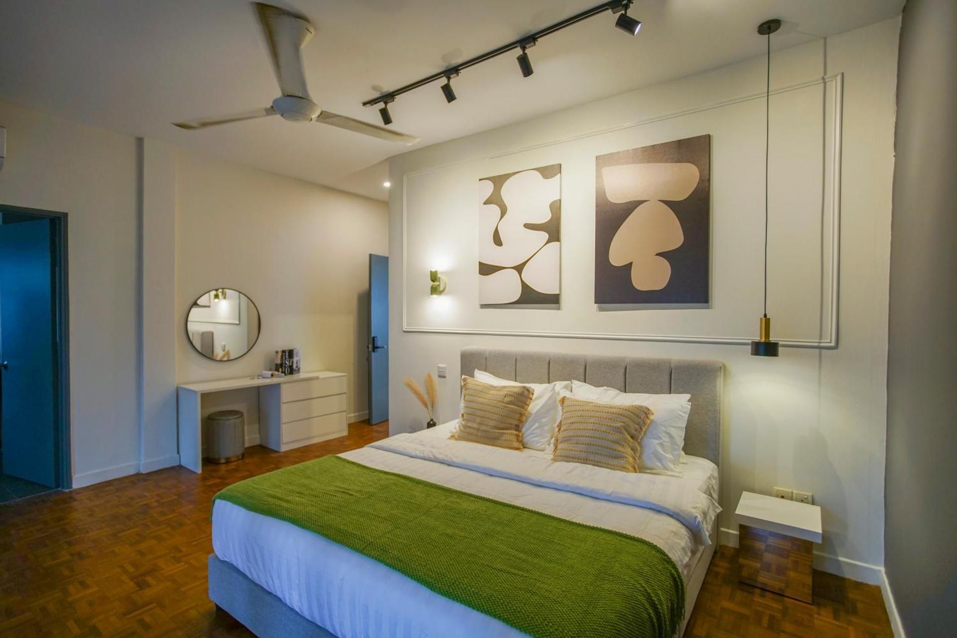 Four-Bedroom Apartment with Balcony 