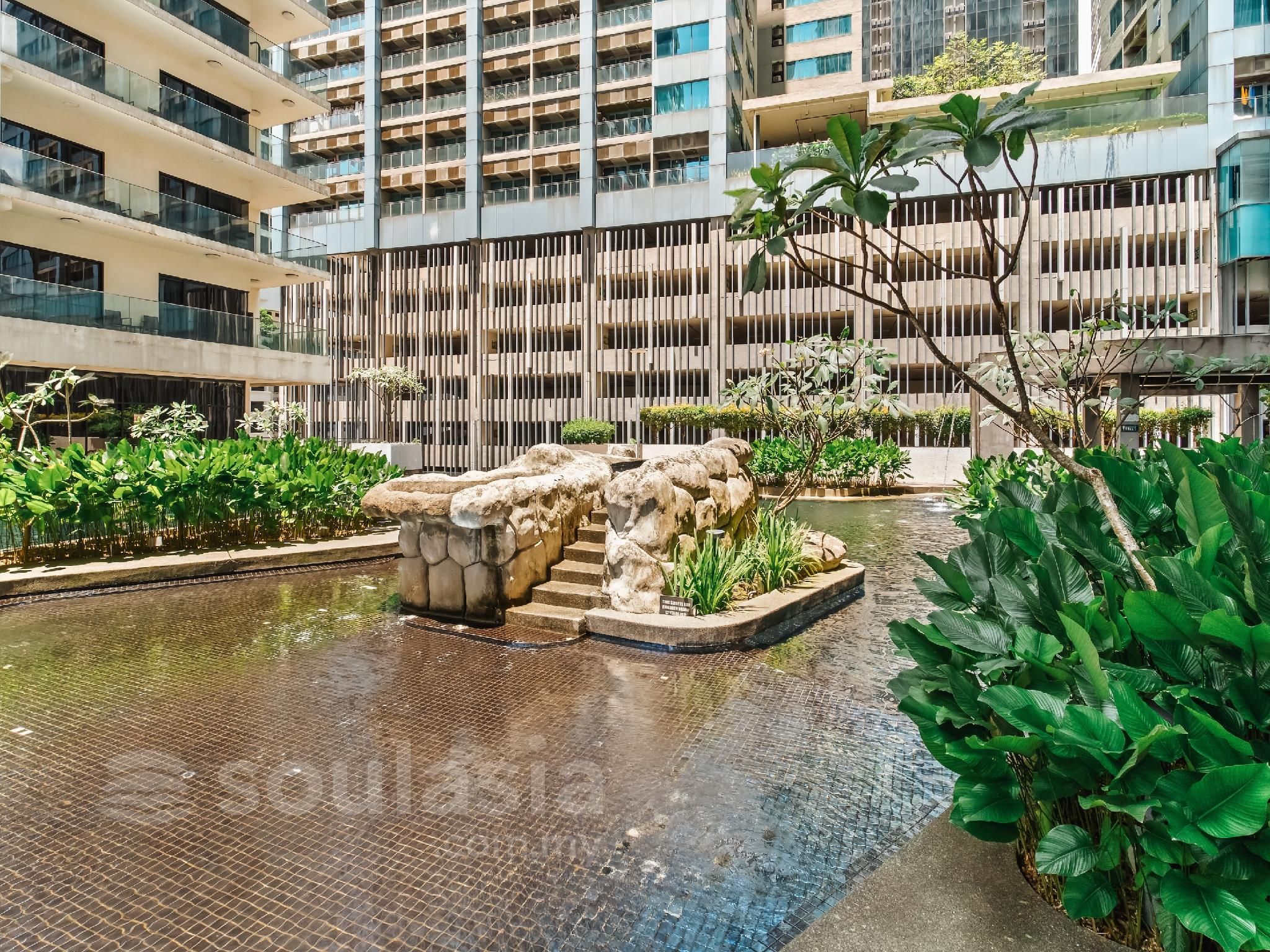 swimming pool [outdoor]