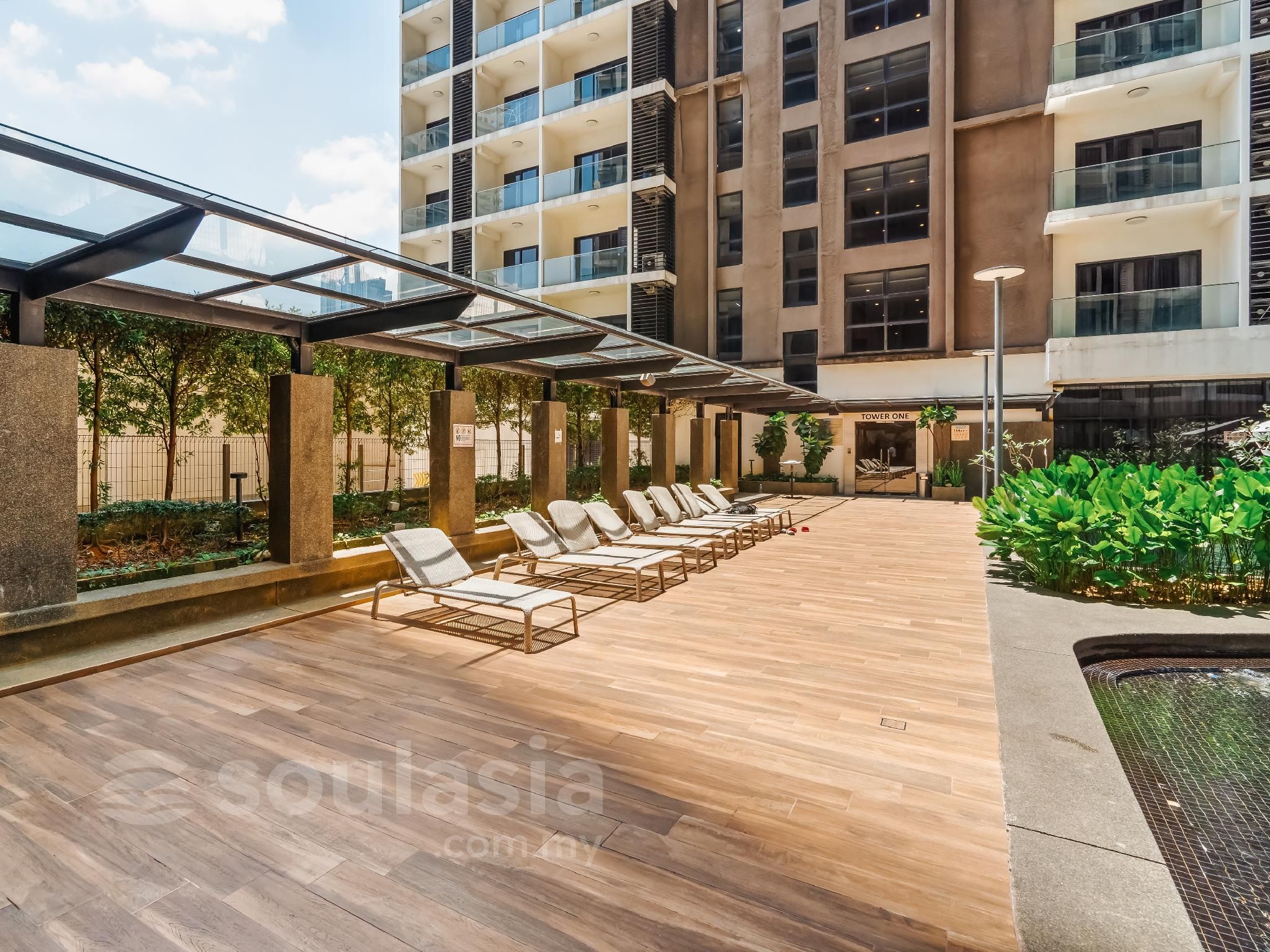 swimming pool [outdoor]