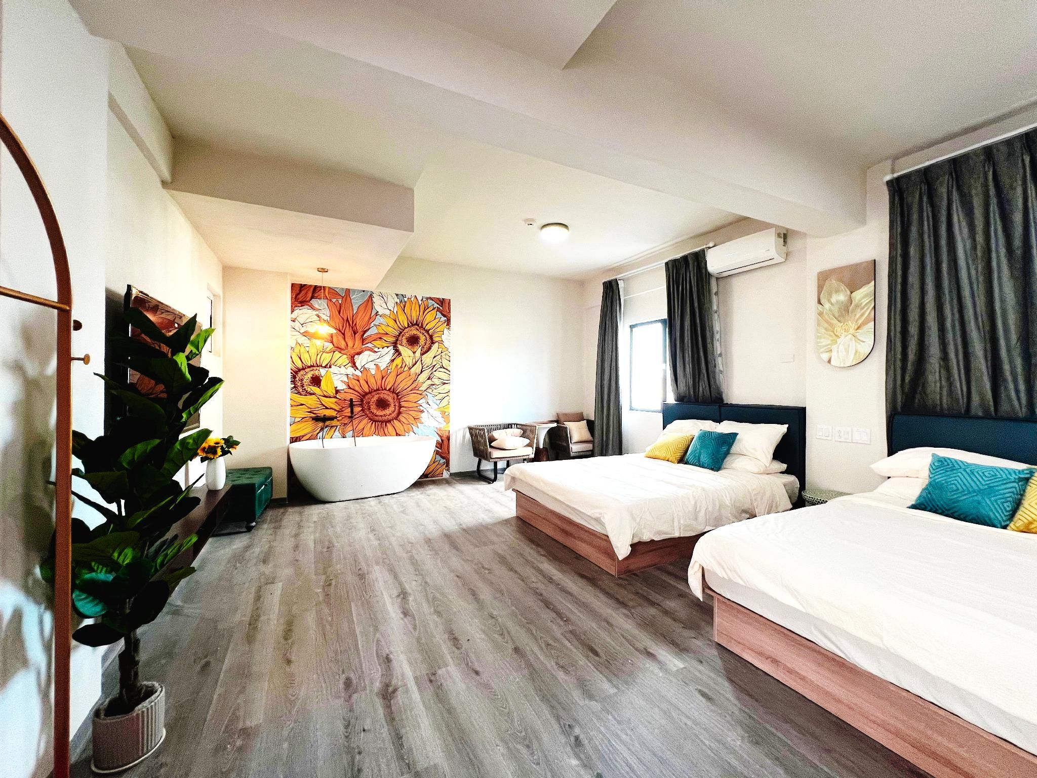 Deluxe Suite with Bathtub