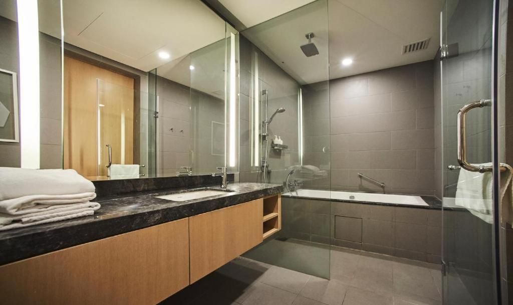 Two-Bedroom Deluxe Apartment with Balcony