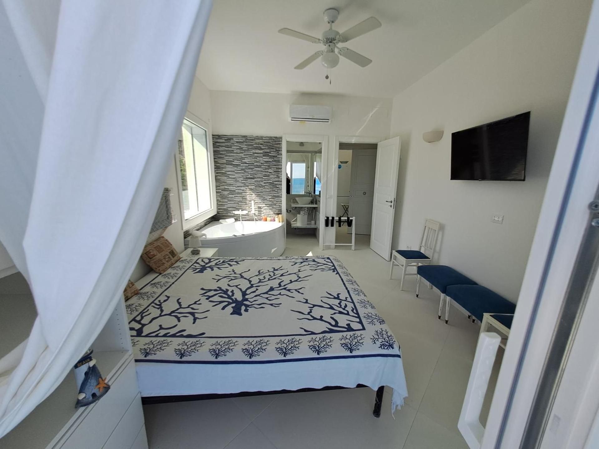 Deluxe Double Room with Balcony and Sea View