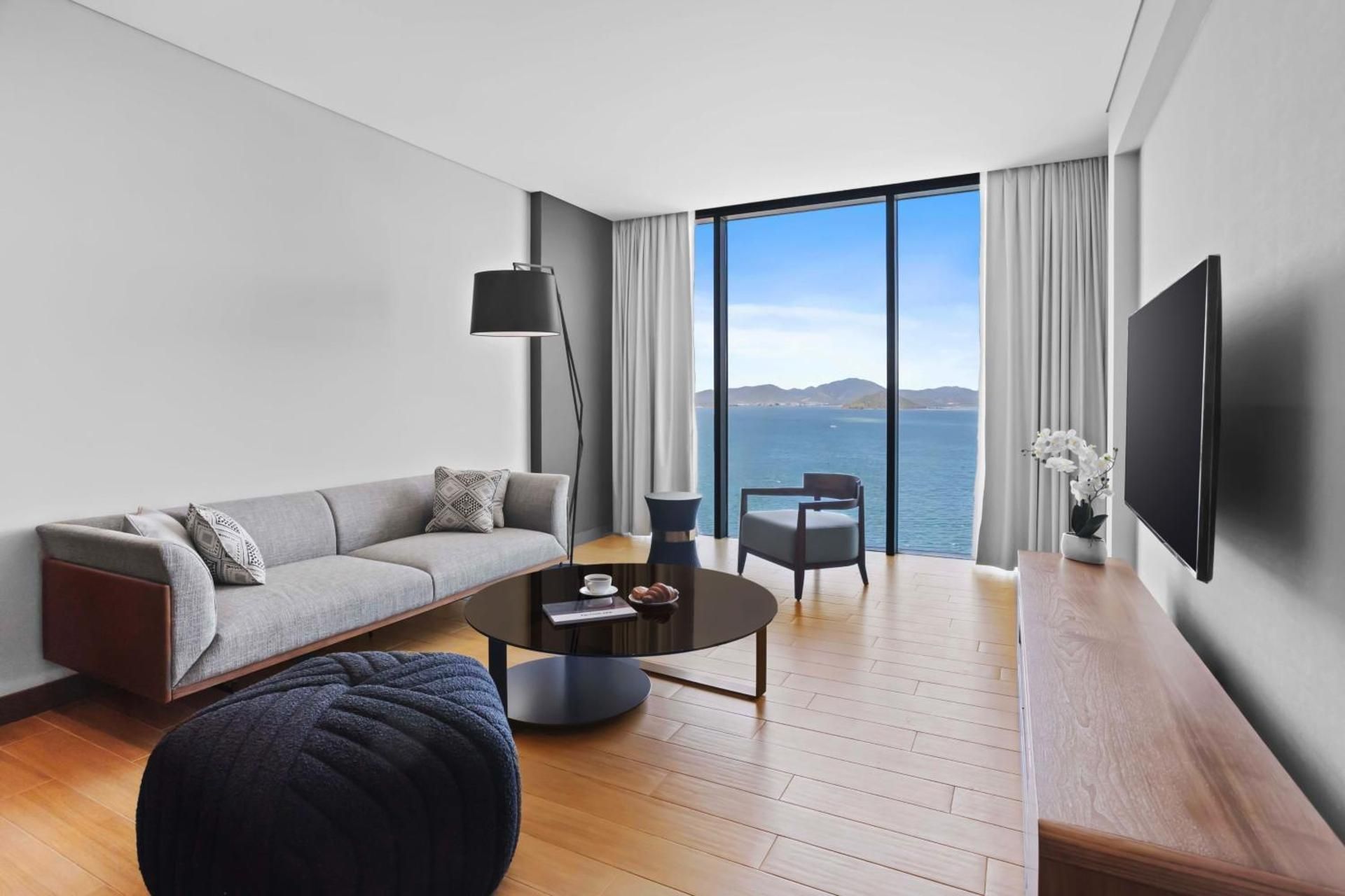One-Bedroom King Suite with Harbor View