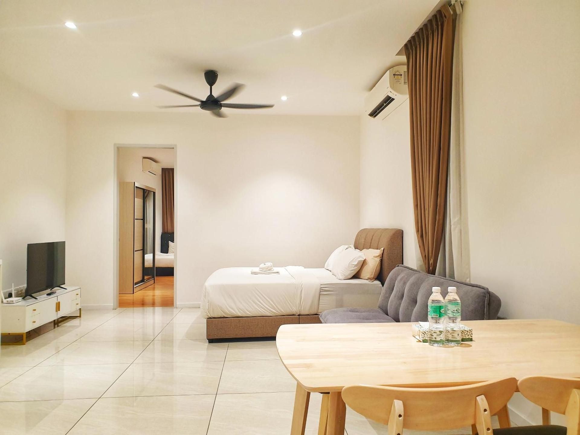 DELUXE APARTMENT
