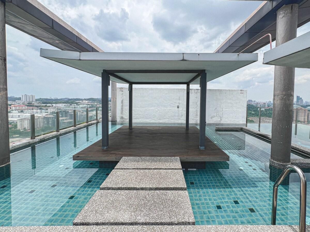 swimming pool [outdoor]