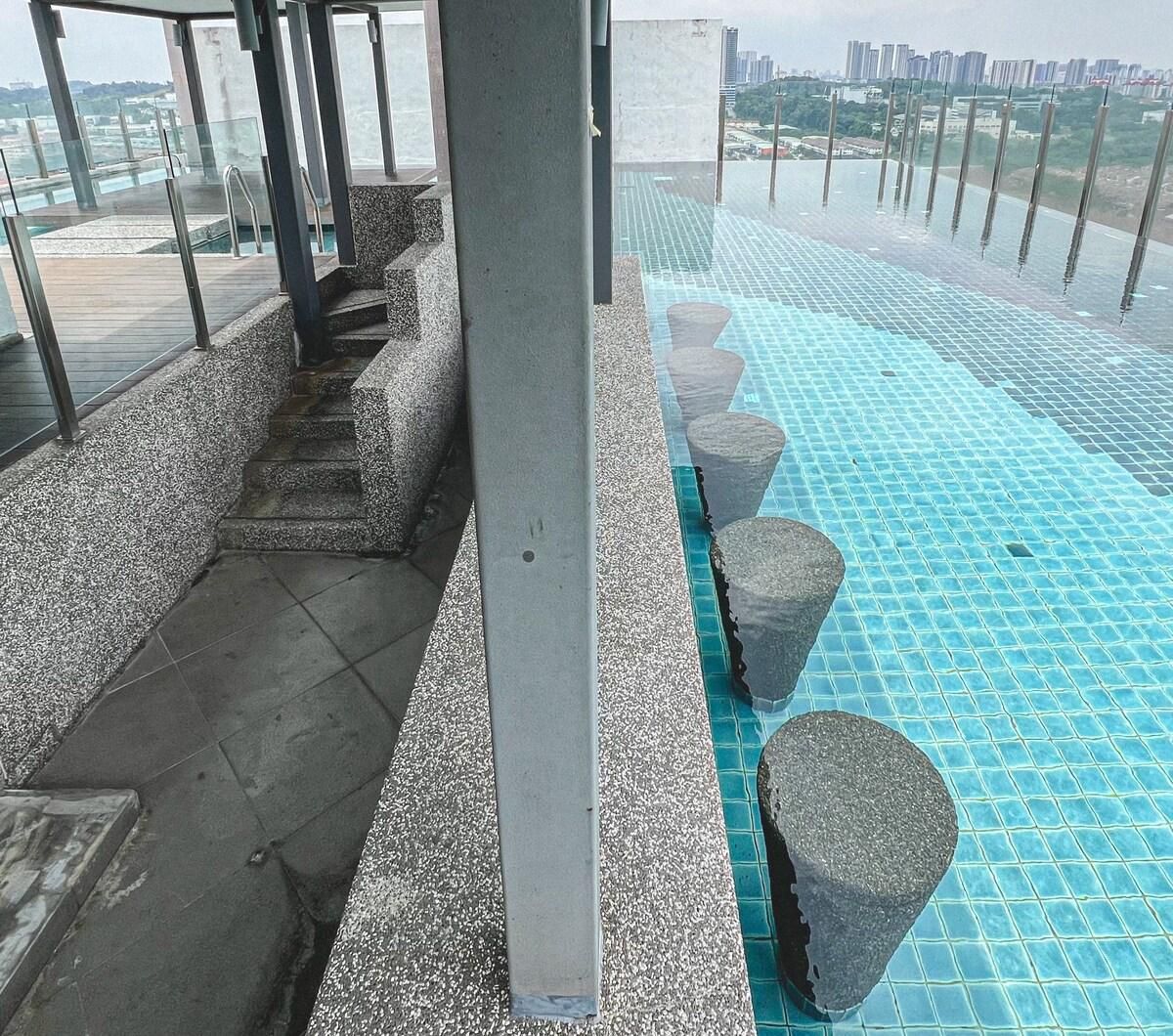 swimming pool [outdoor]