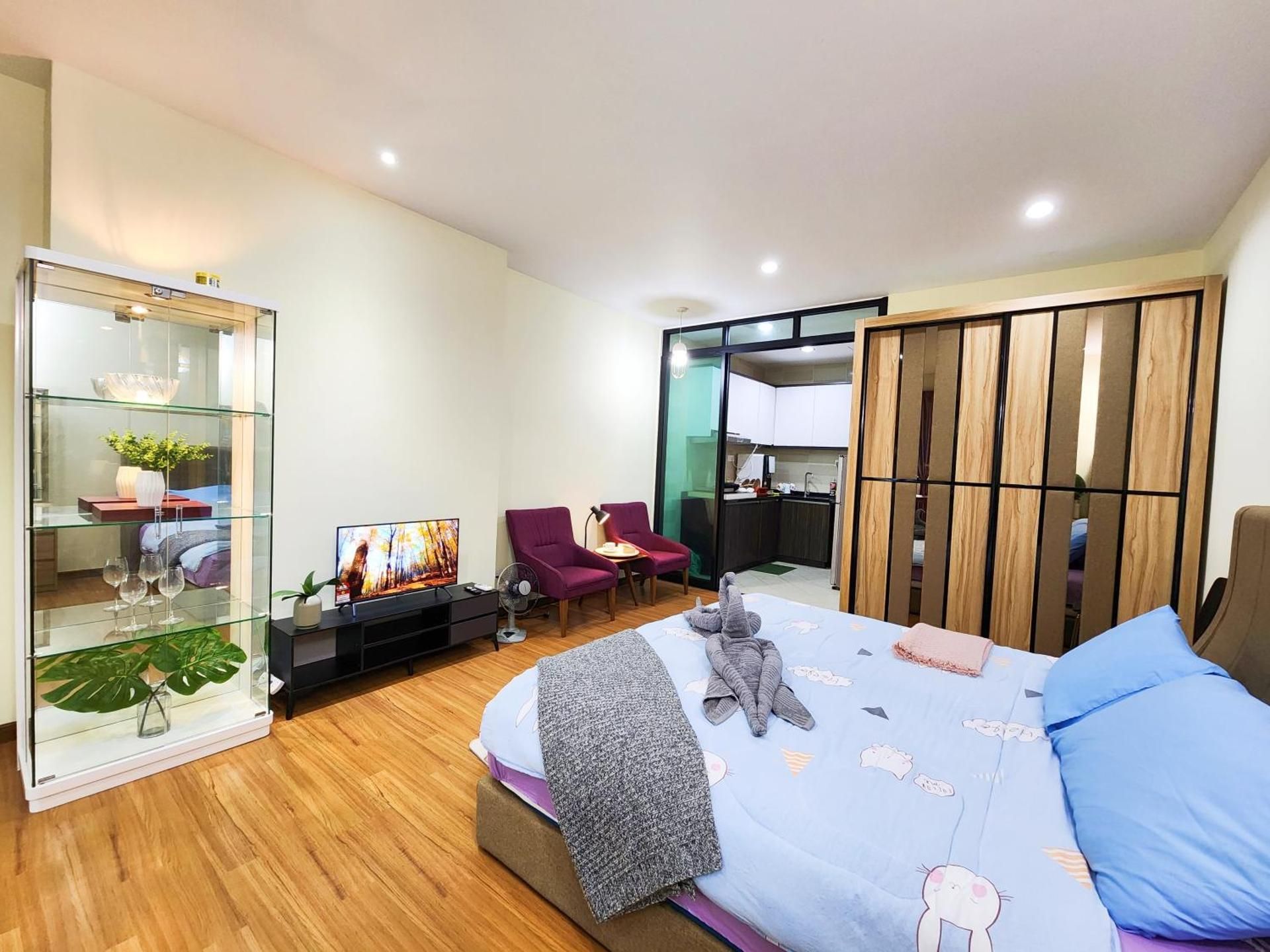 One-Bedroom Apartment with Lake View
