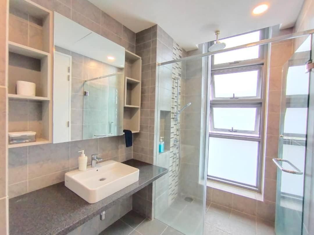 Deluxe One-Bedroom Apartment