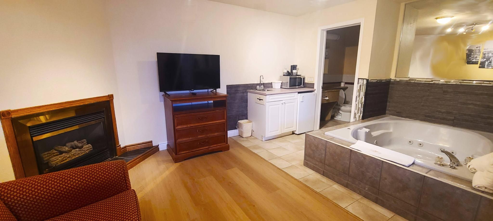 Riviera Inn and Suites 1000 Islands Suite 3