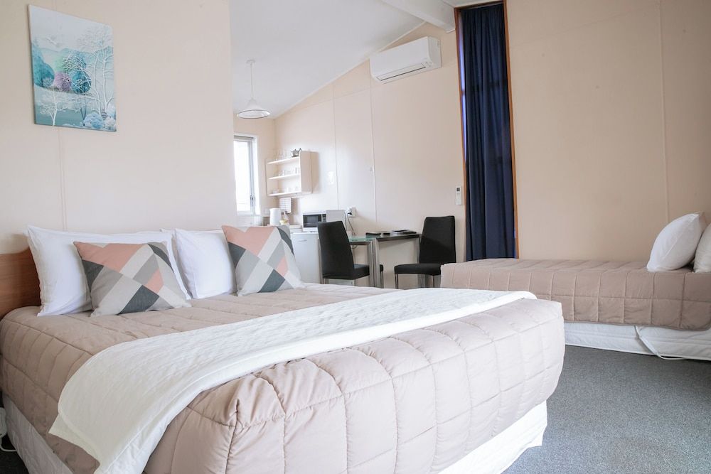 Deluxe Studio (1 Queen and 1 Single Beds)
