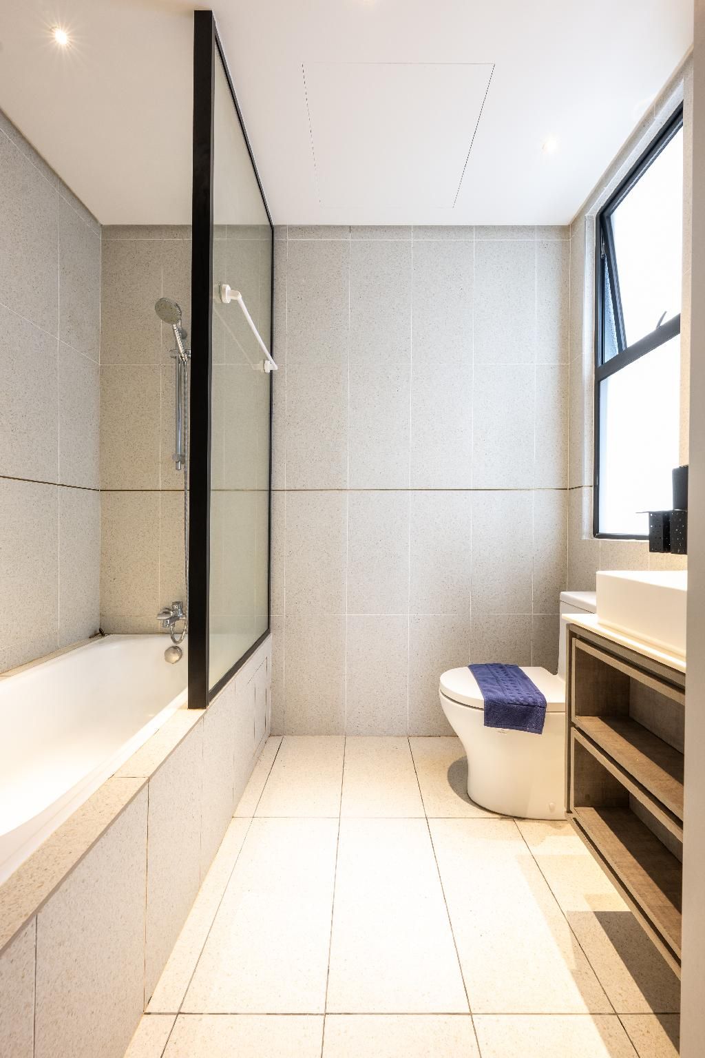 One Bed Room with Bathtub