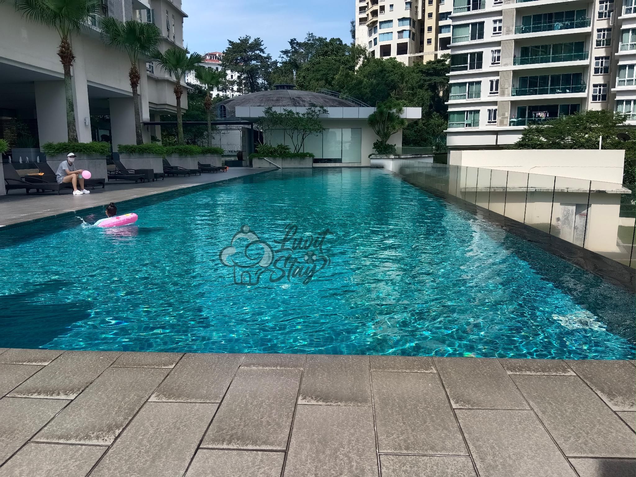 swimming pool [outdoor]