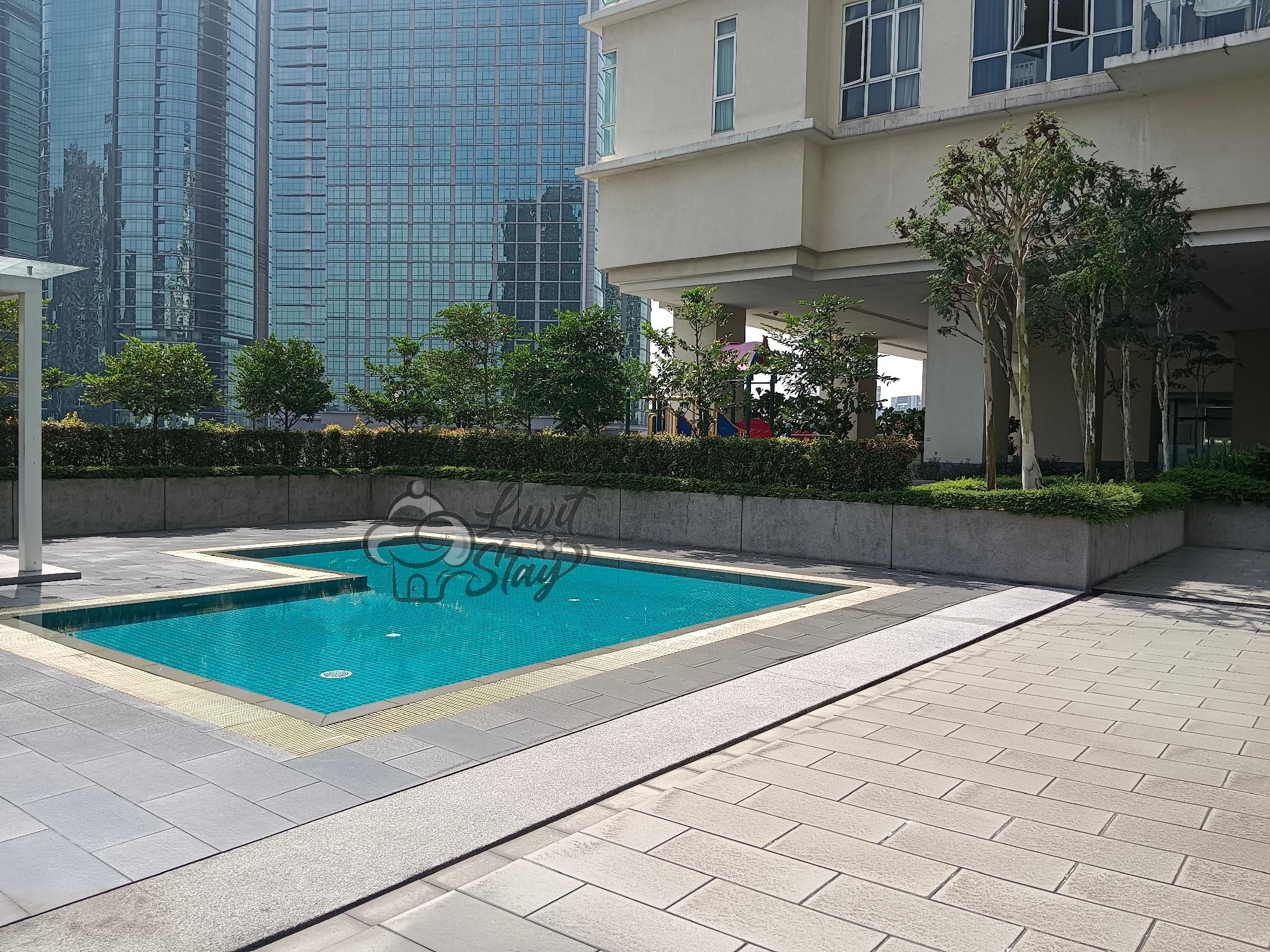 swimming pool [outdoor]