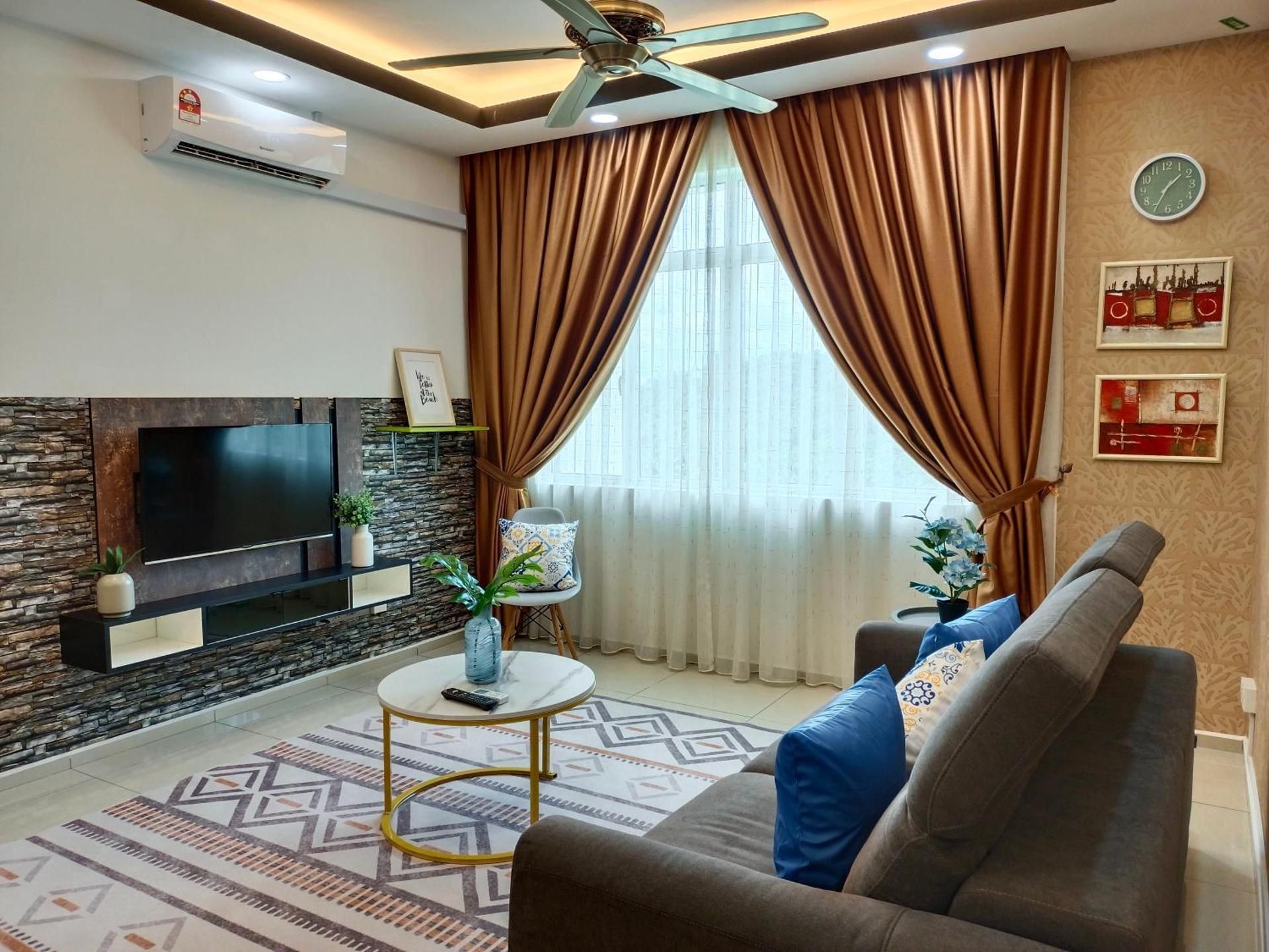 Apartment with Mountain View