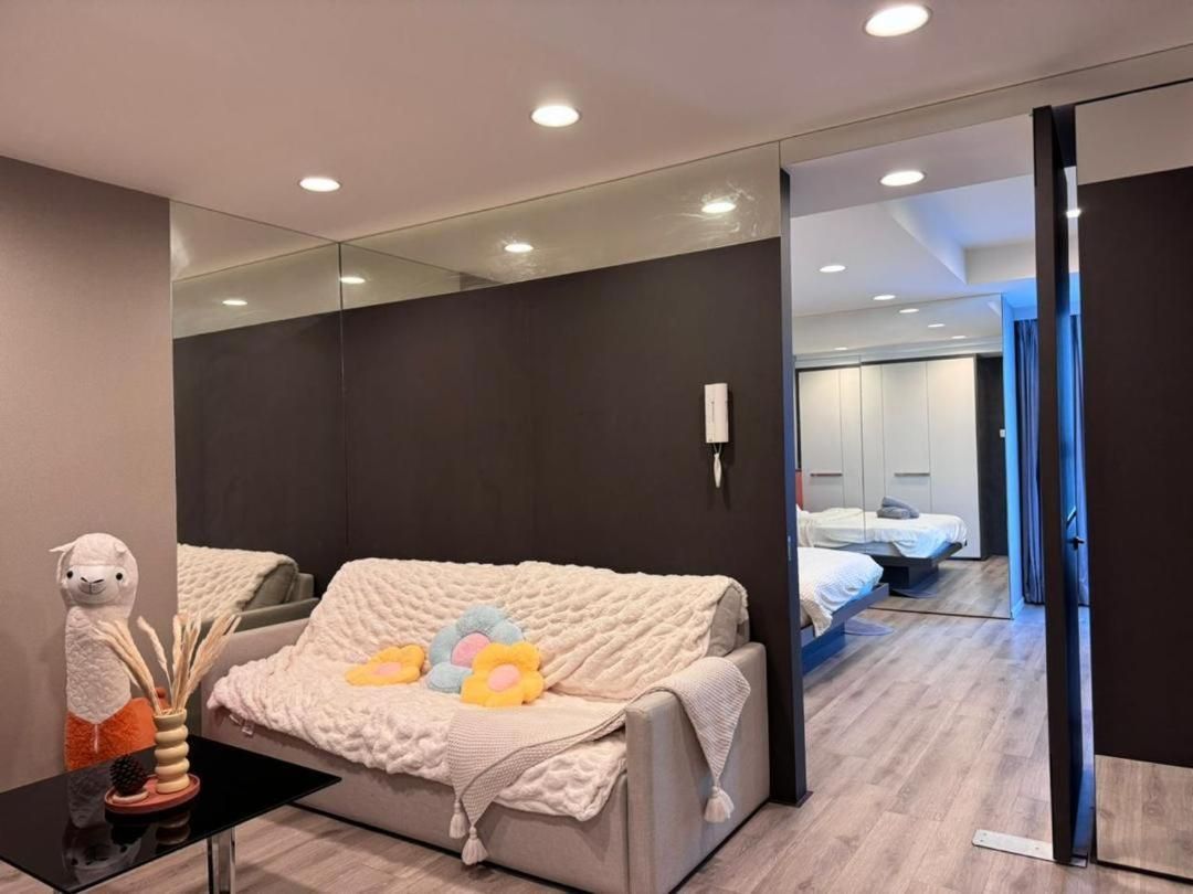 Deluxe One-Bedroom Apartment