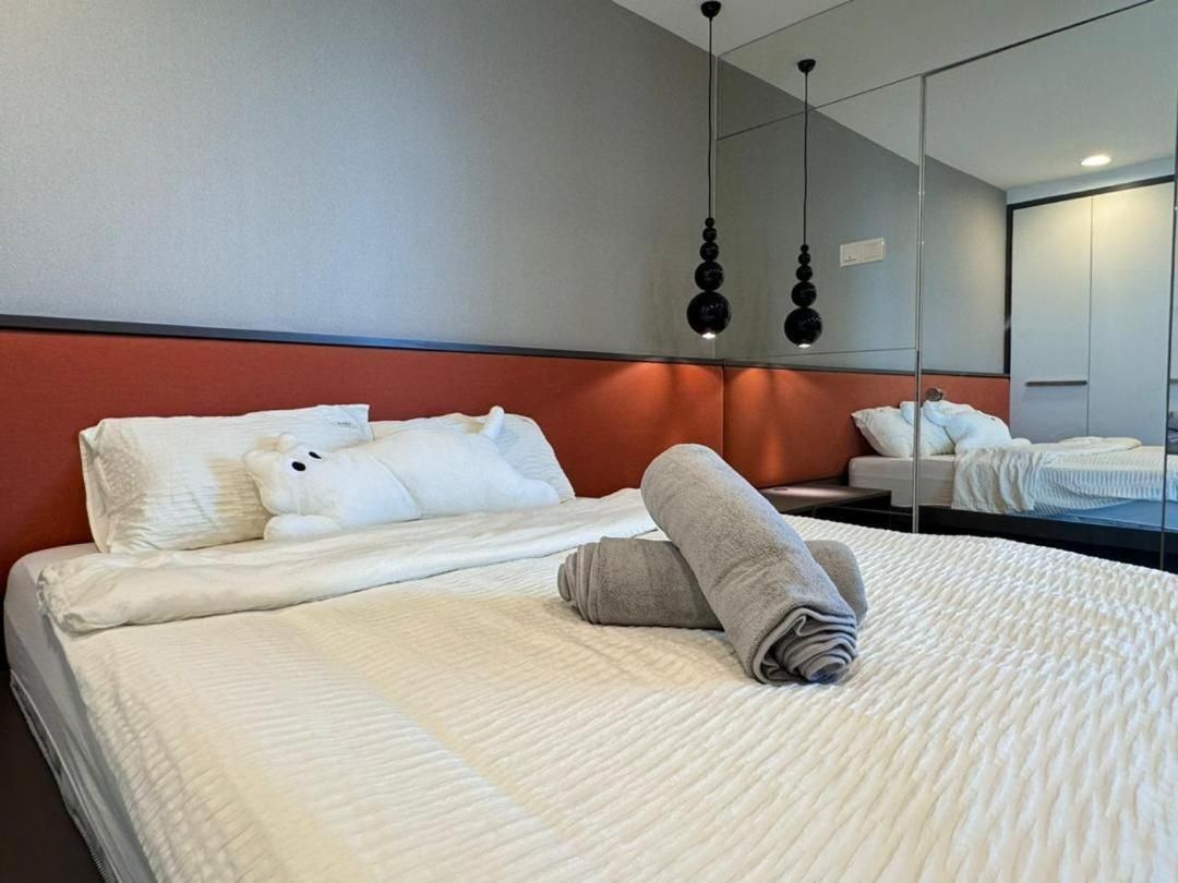 Deluxe One-Bedroom Apartment