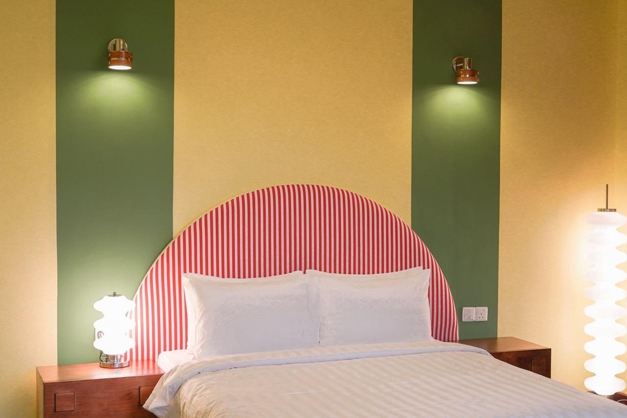 Suite with Bathtub