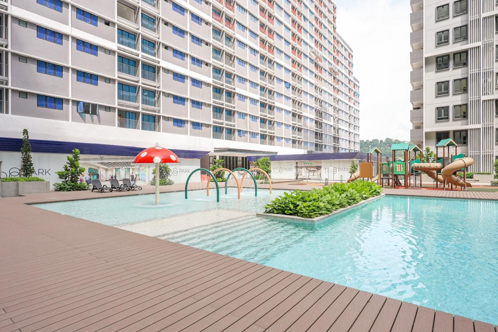 swimming pool [outdoor]