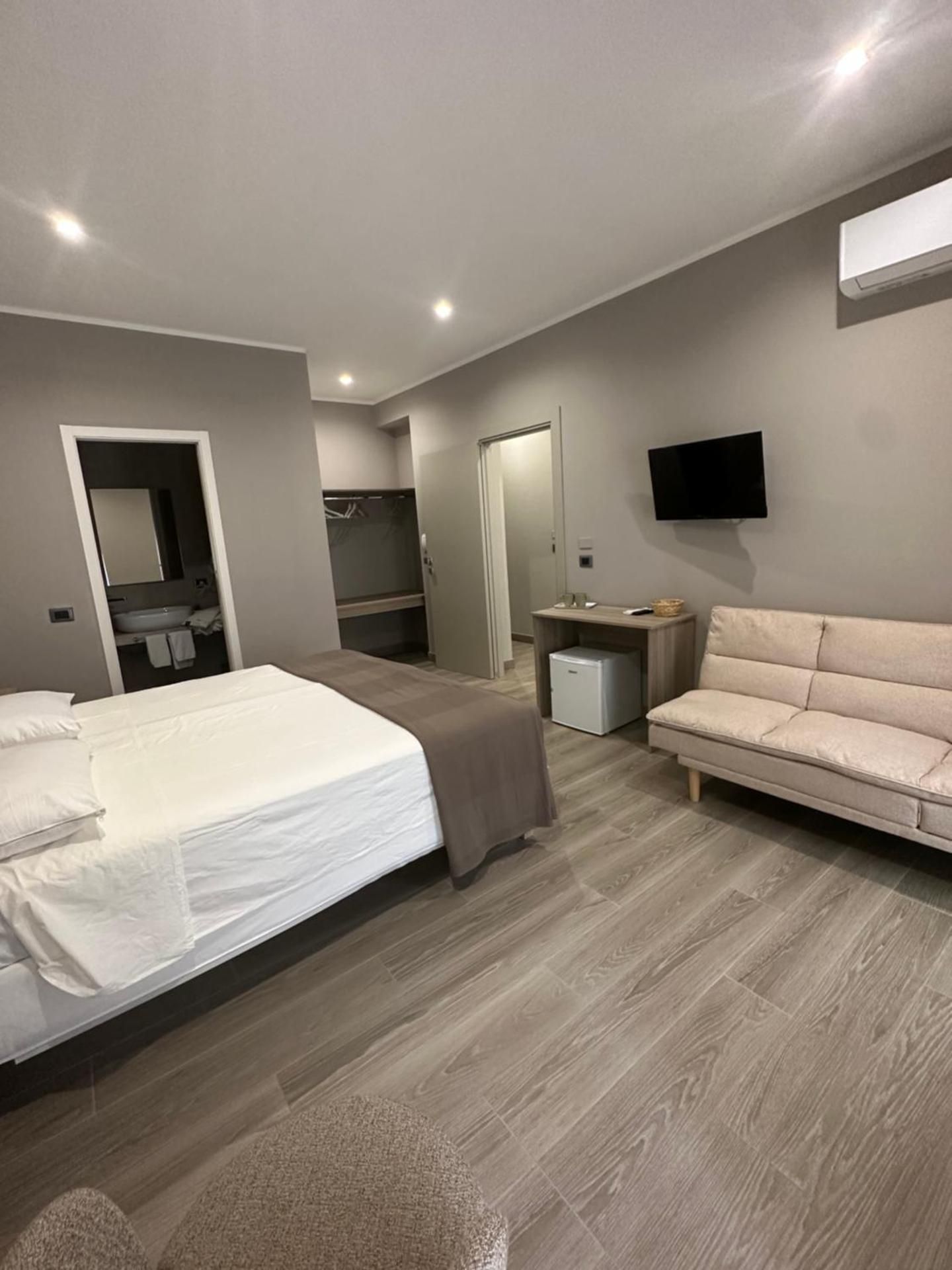 Deluxe Double or Twin Room