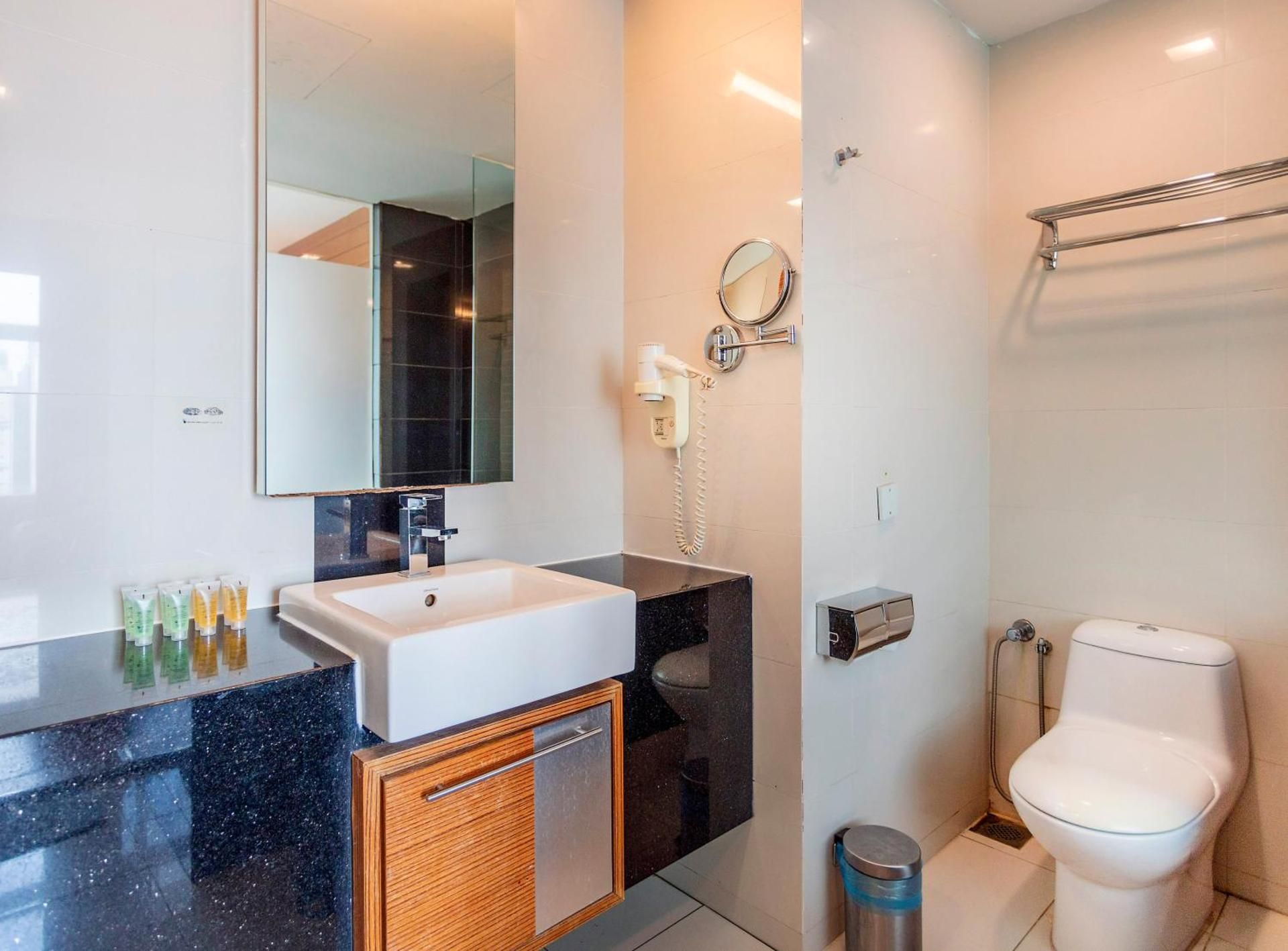 Deluxe One Bedroom Apartment with Bathtub