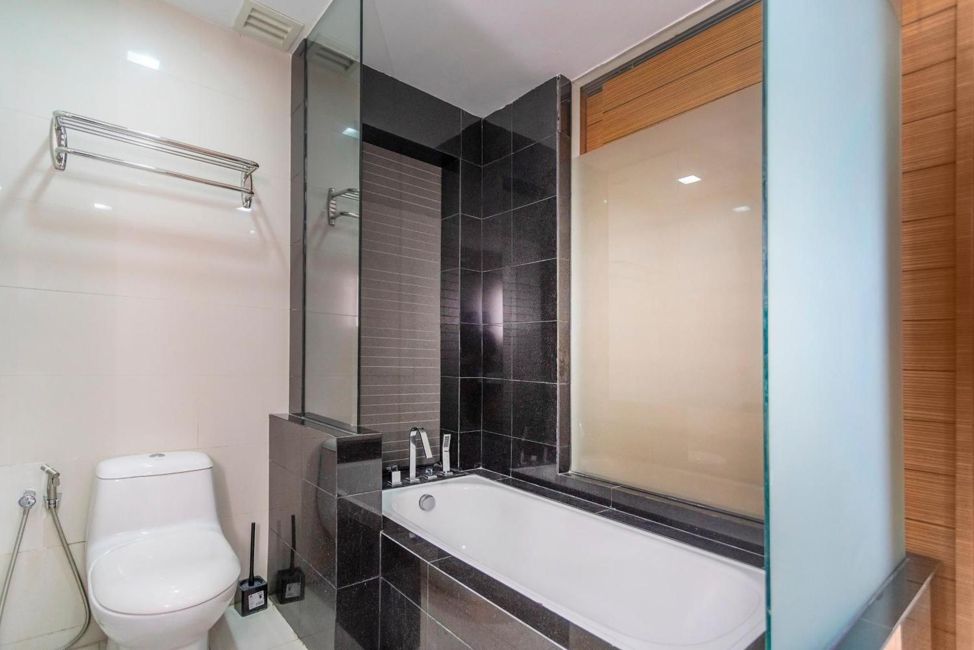 Deluxe One Bedroom Apartment with Washer