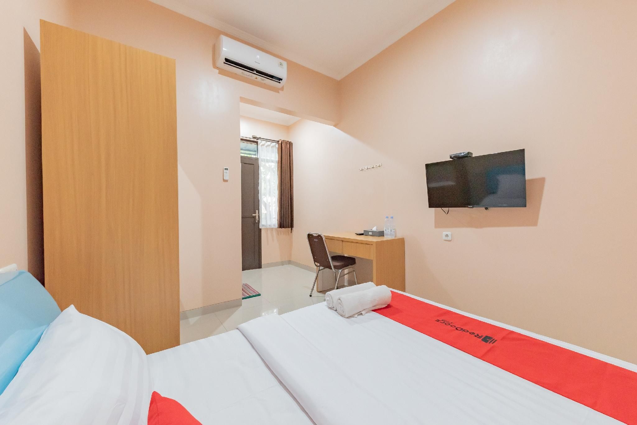 RedDoorz Room