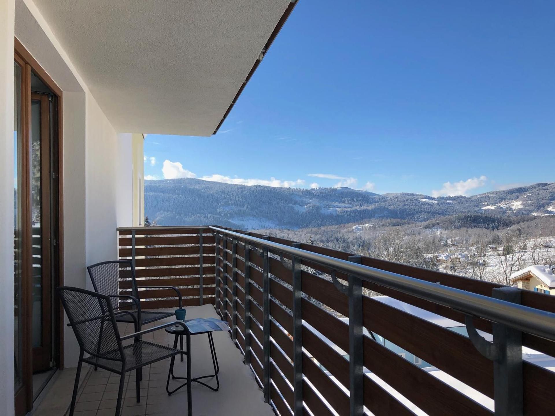 Apartment with Mountain View