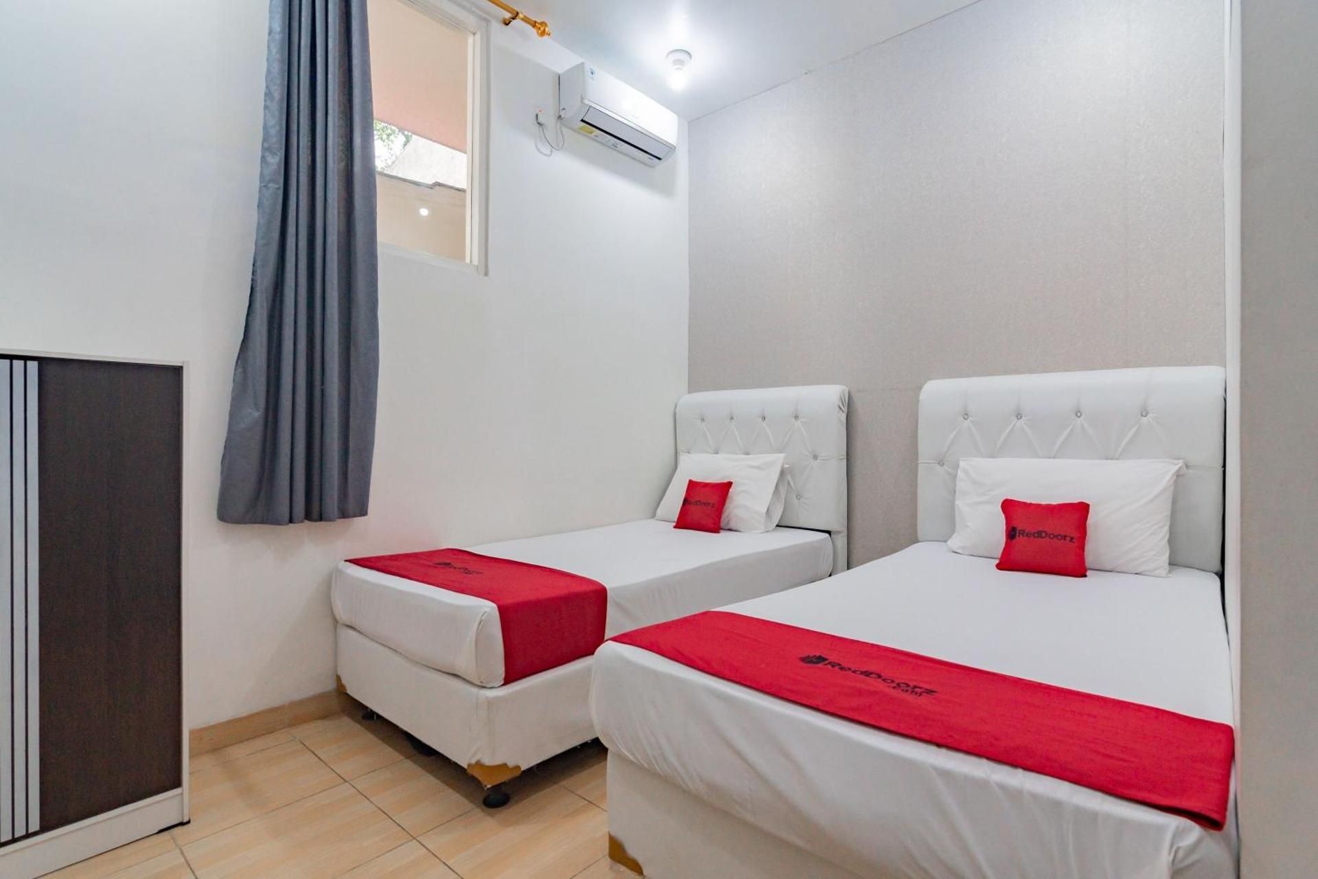 Twin Bed Room
