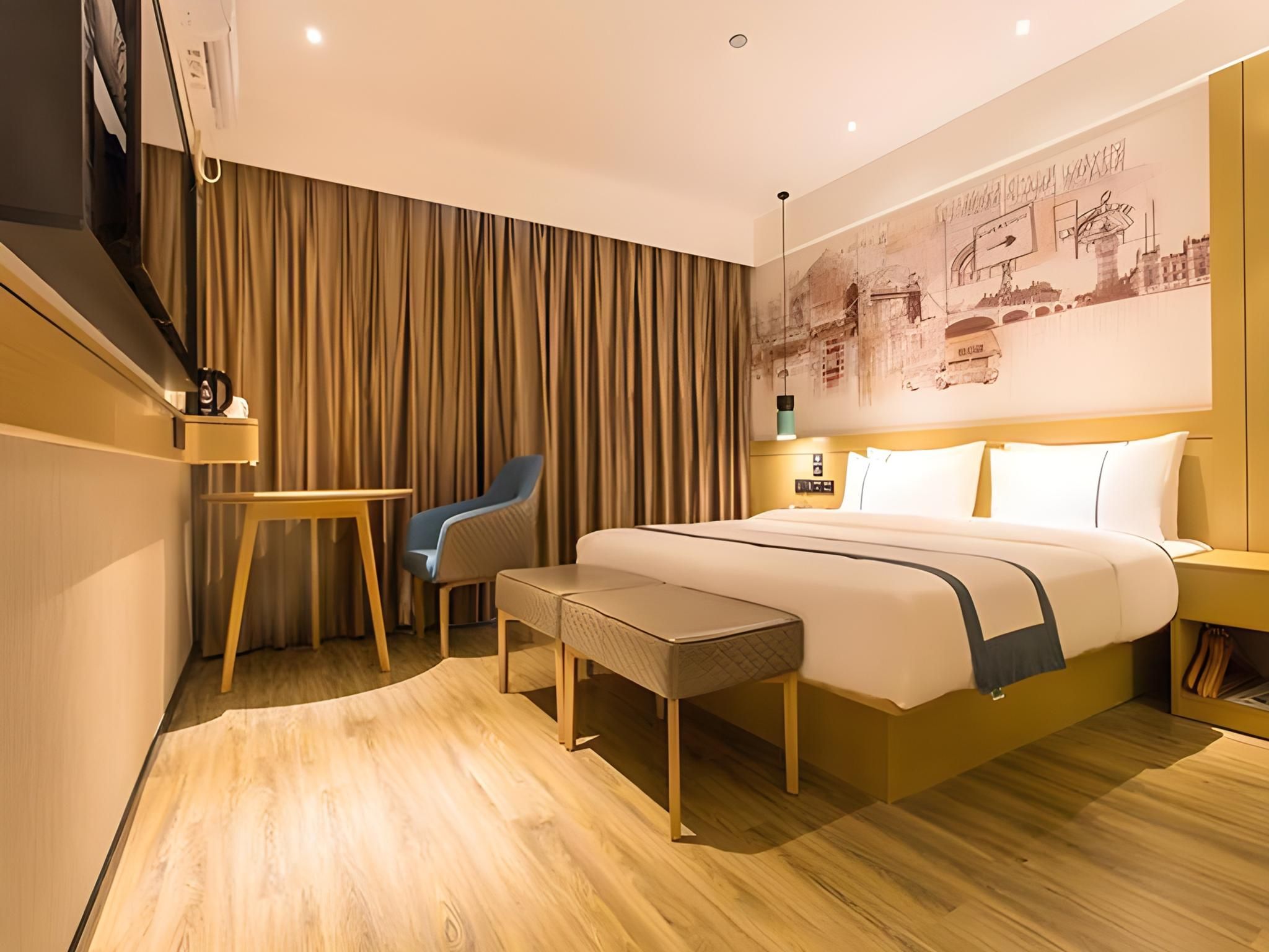 Stand Queen Room