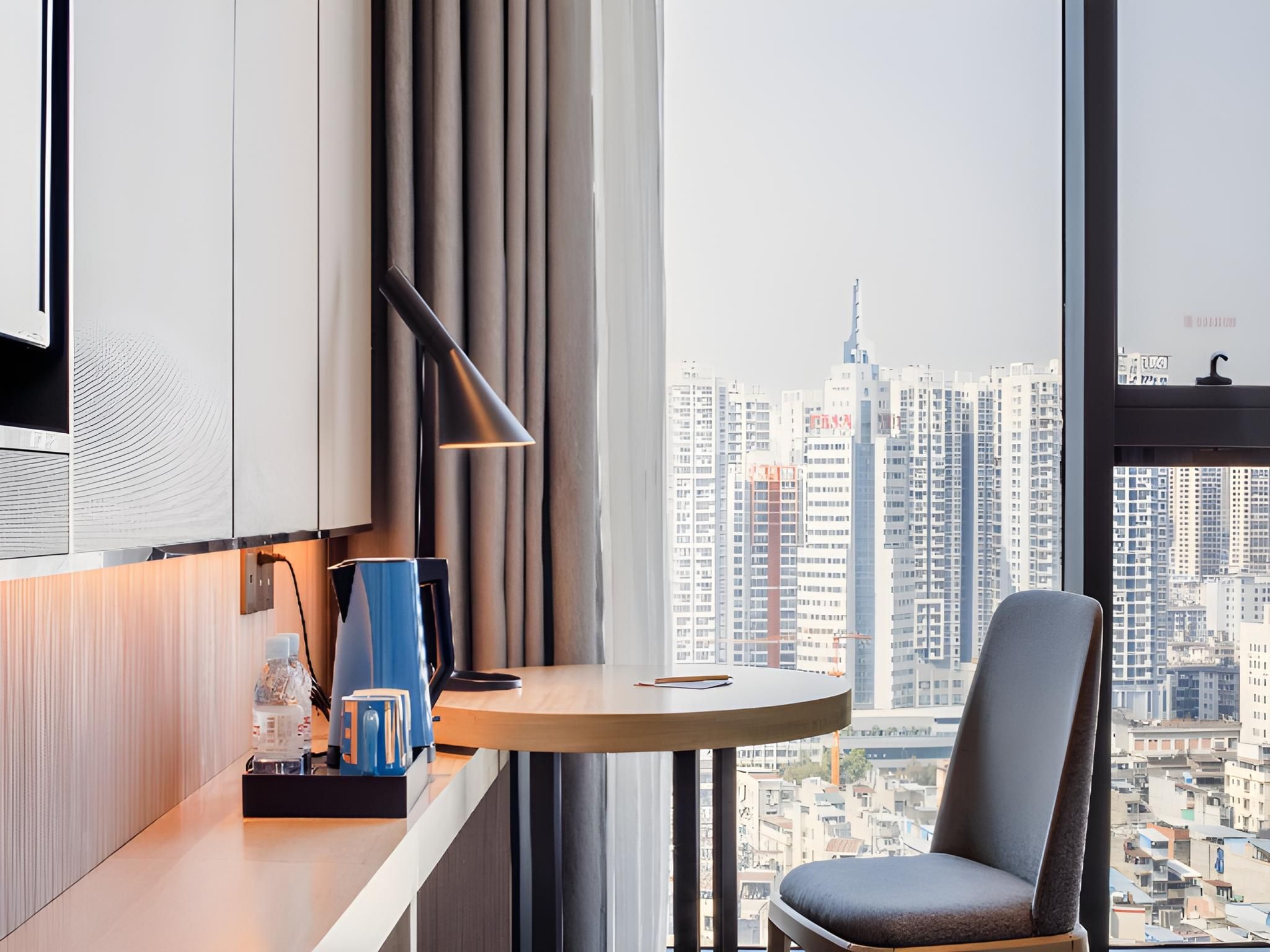 Dossen - Bed Room With City View