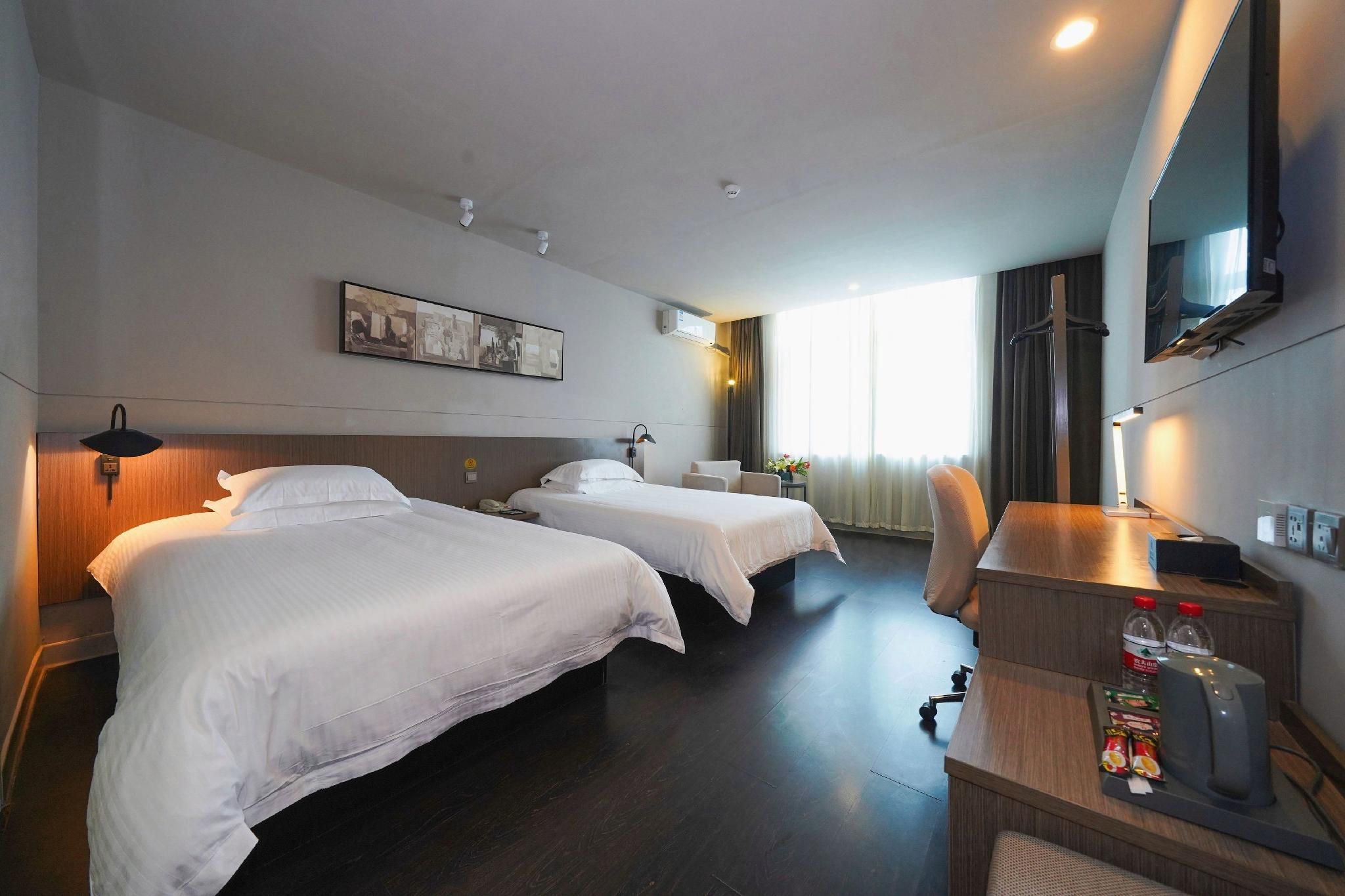 WH - Deluxe Room Twin
