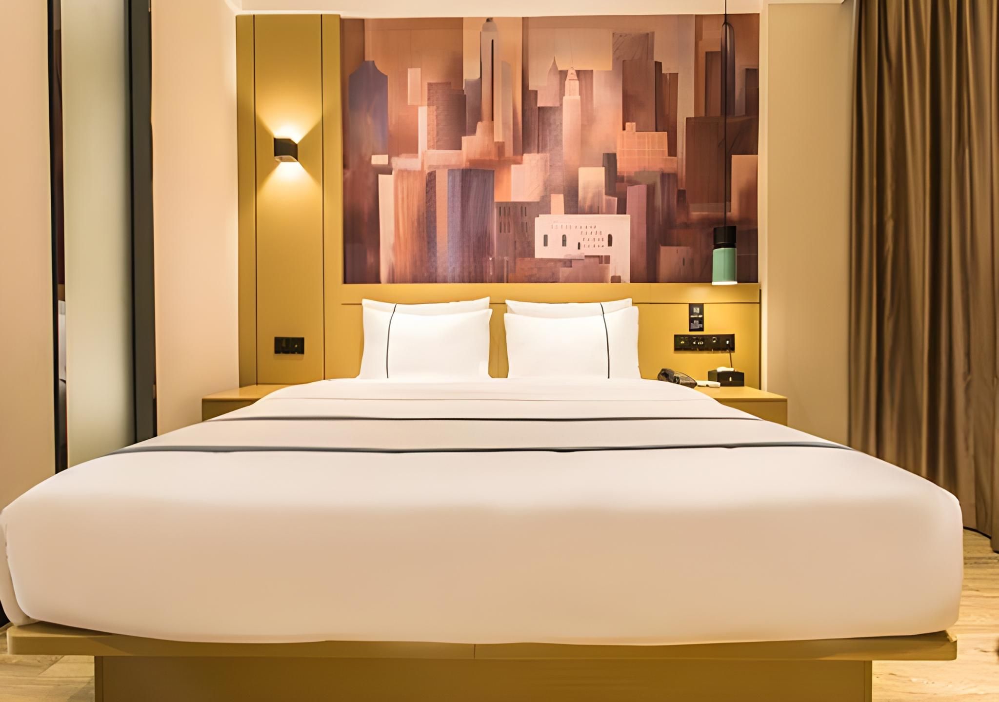 Stand Queen Room