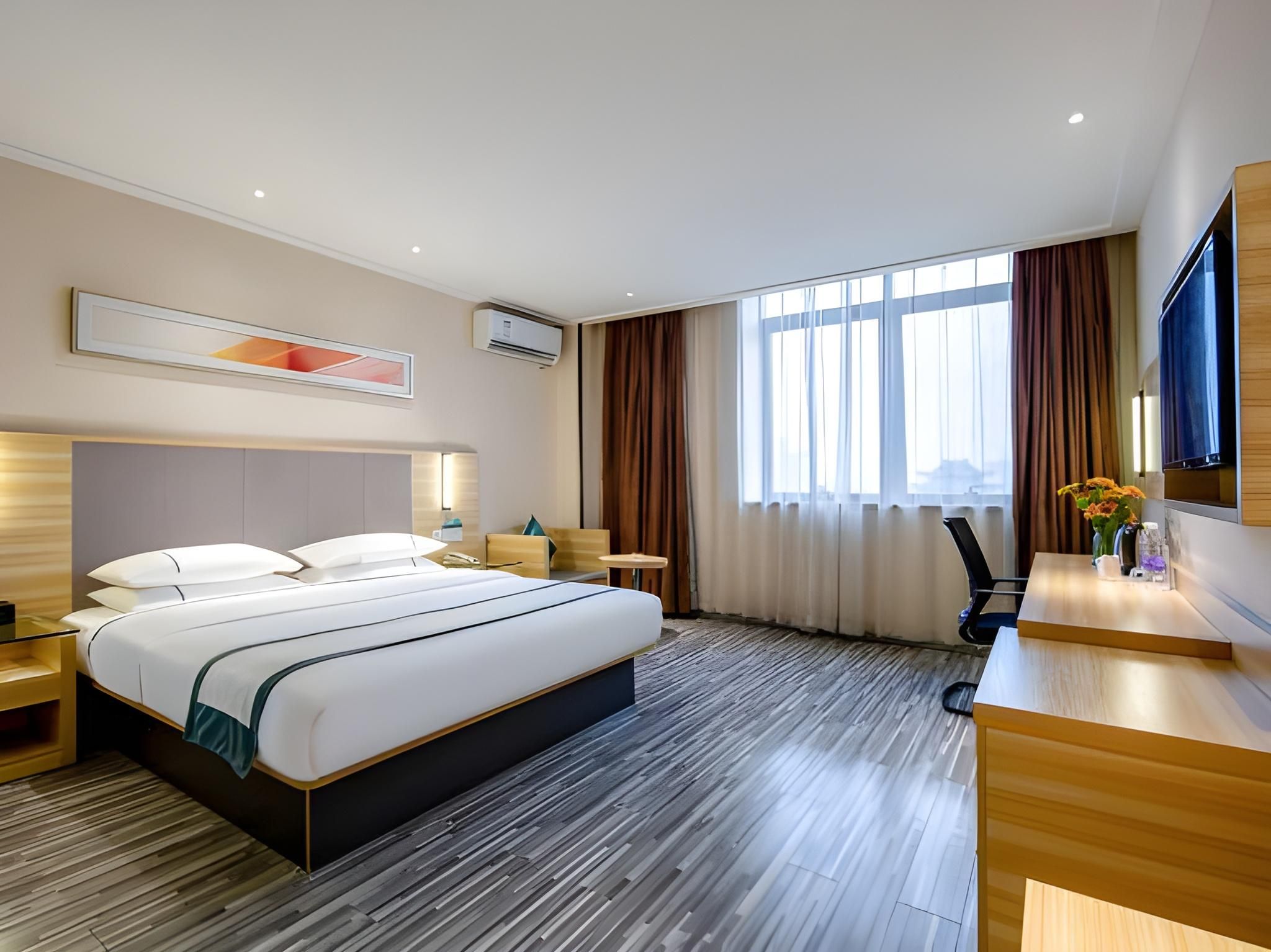 Stand Queen Room