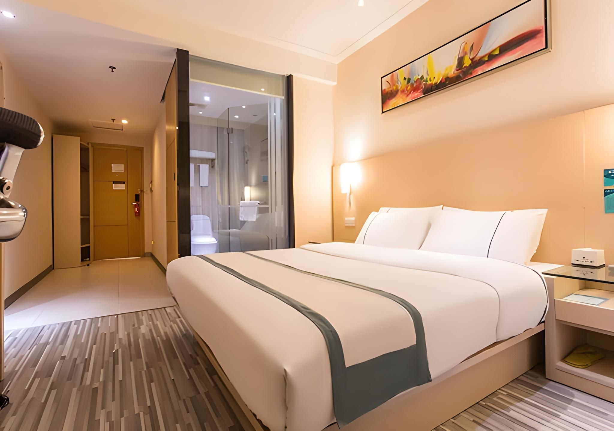 Stand Queen Room