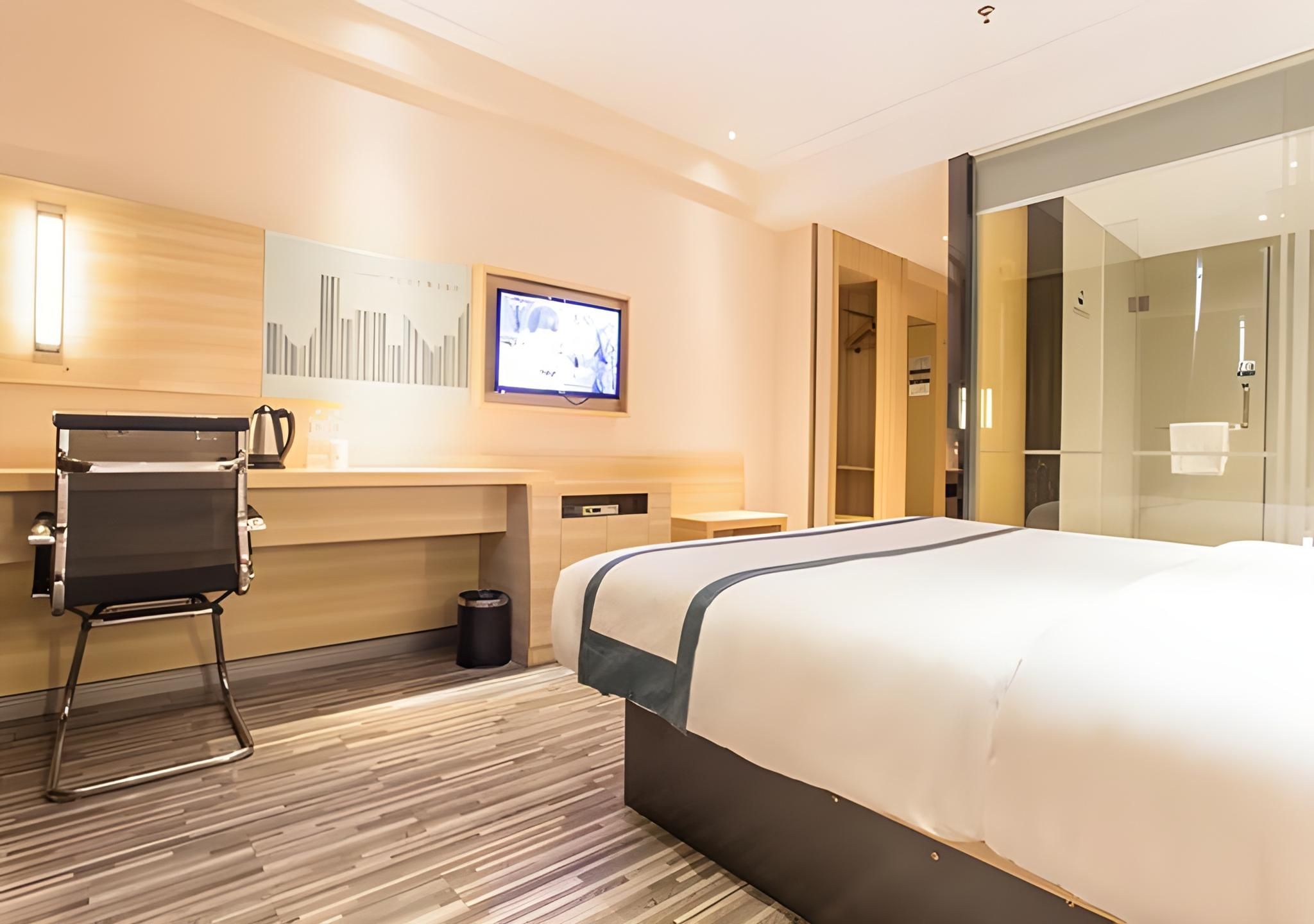 Stand Queen Room