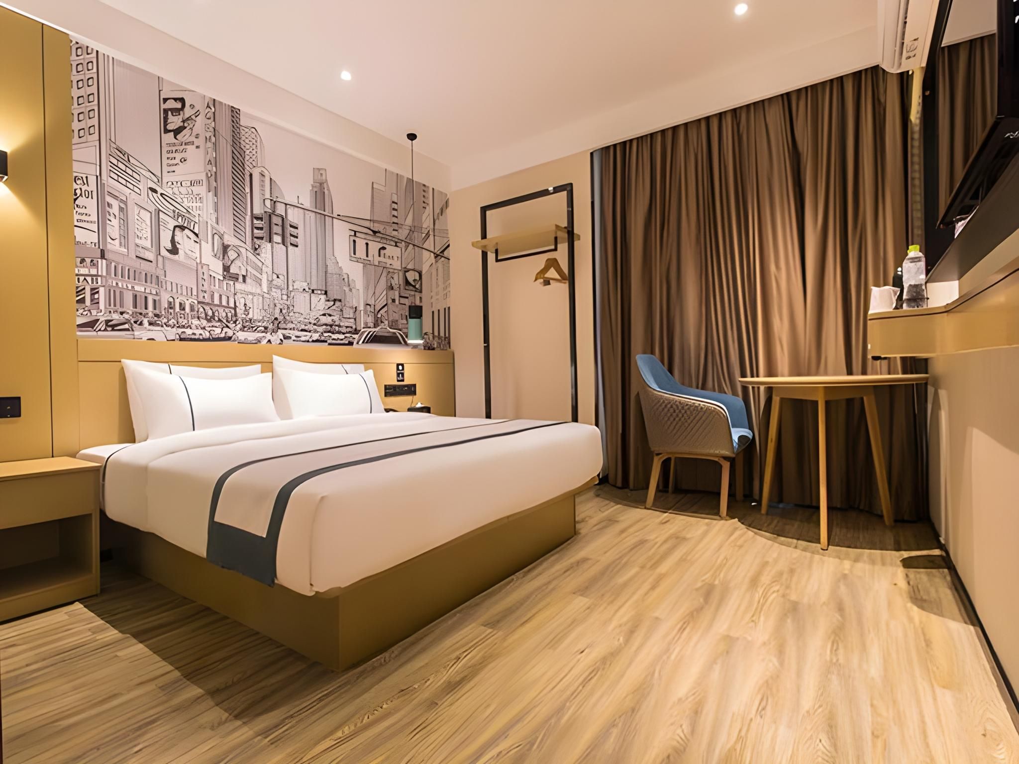 Stand Queen Room