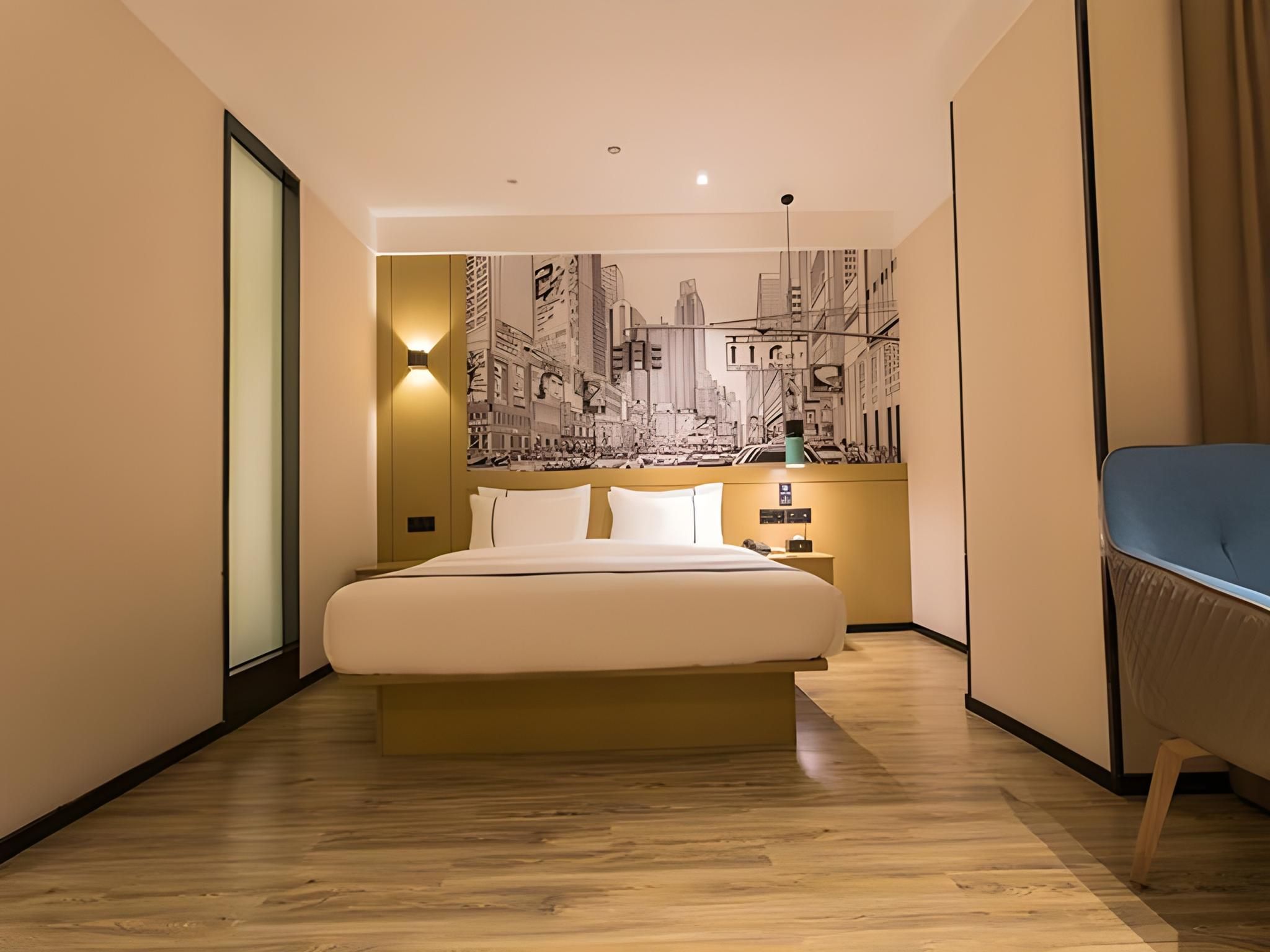 Stand Queen Room