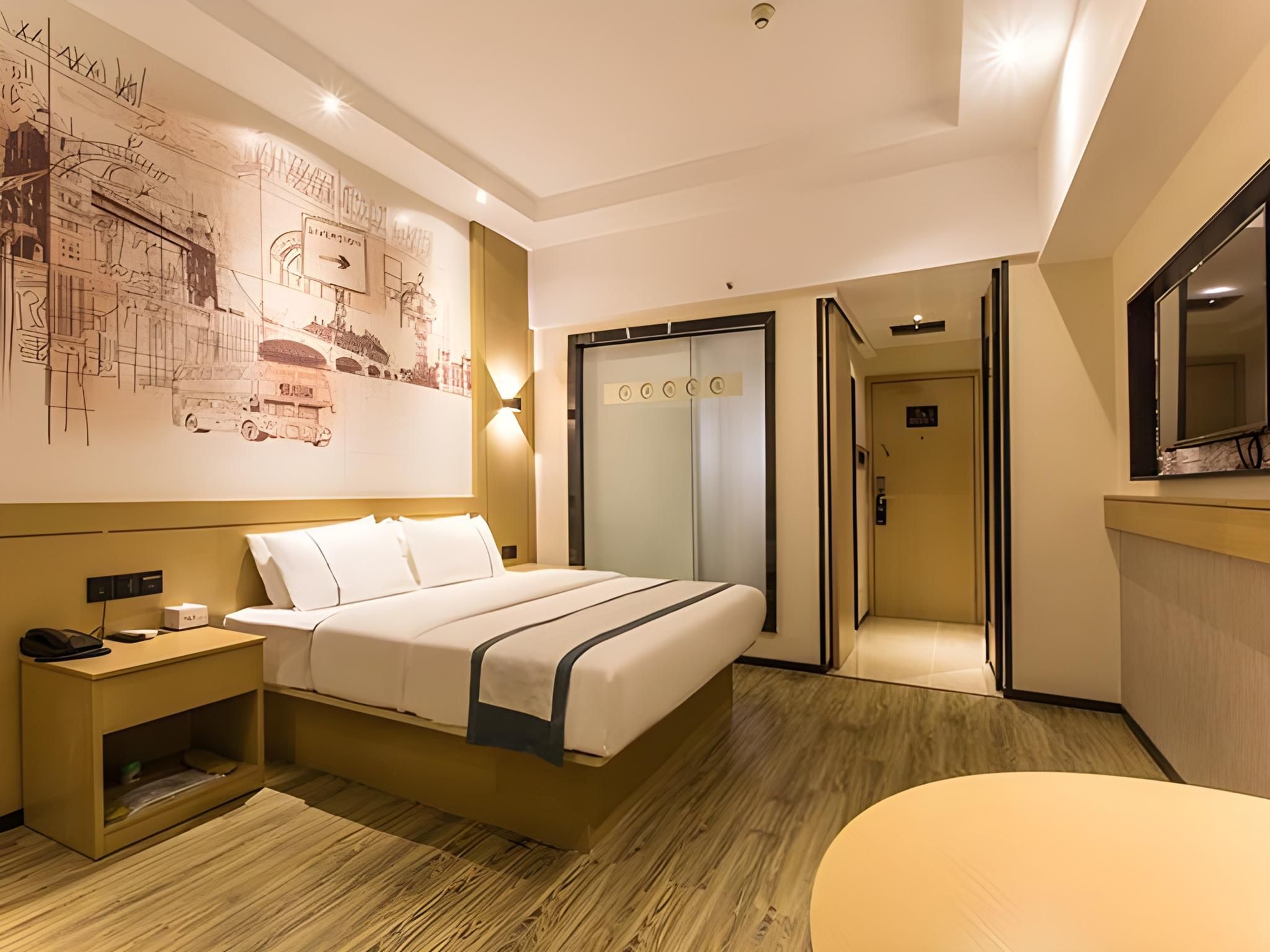 Stand Queen Room