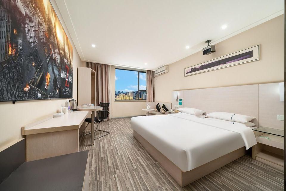 Stand Queen Room