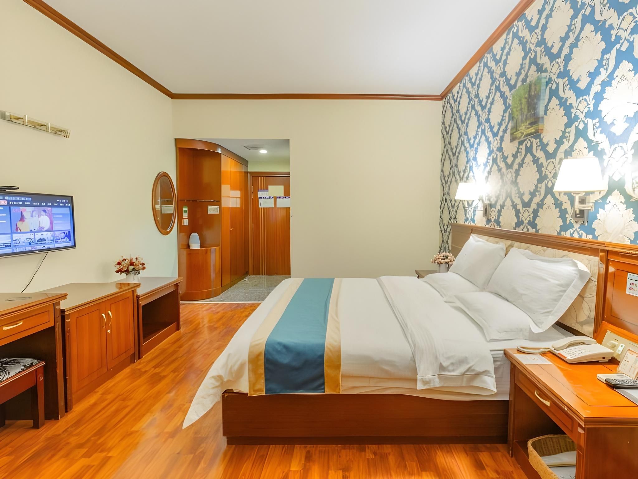 Hotel Queen Room