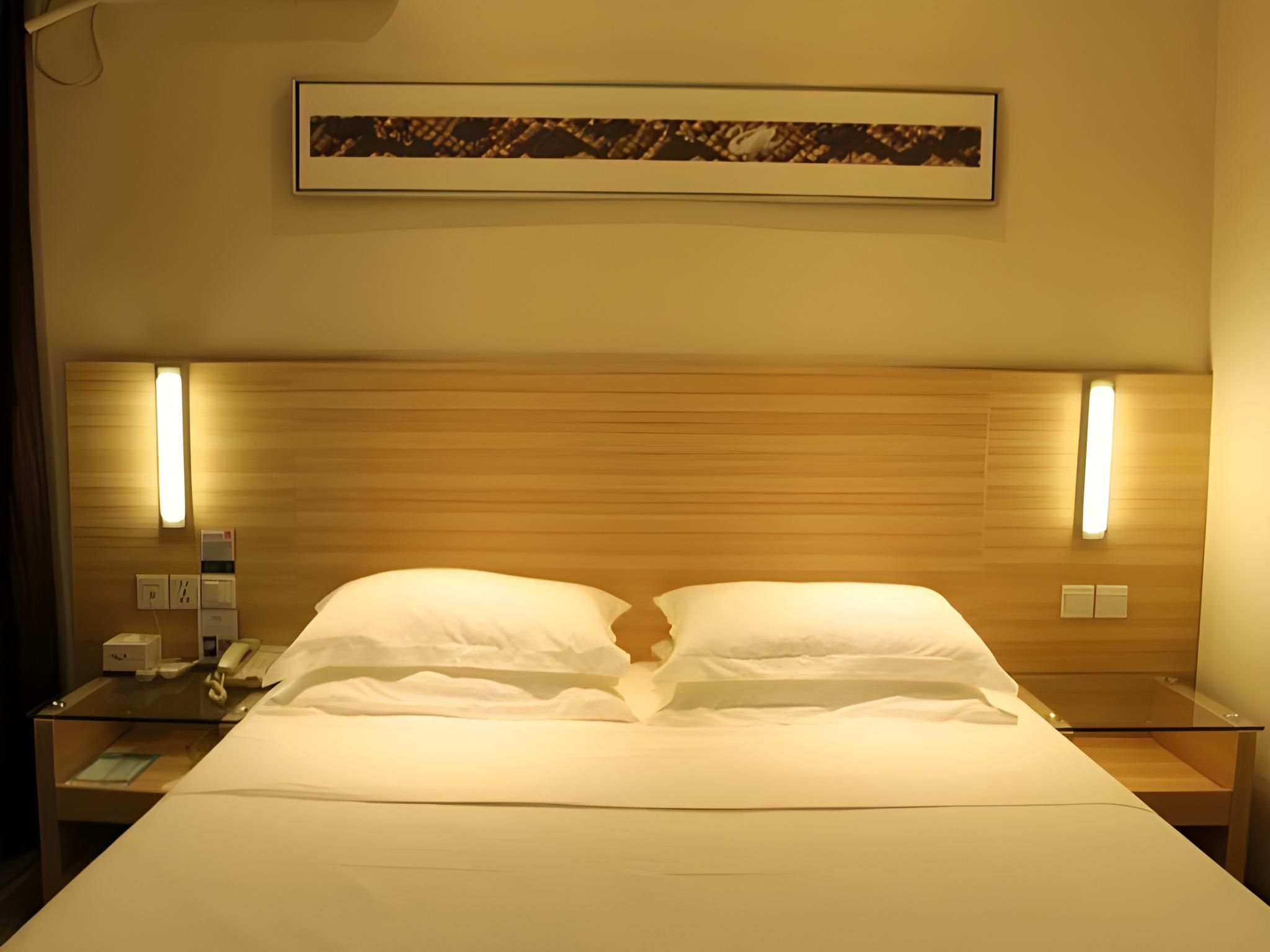 Stand Queen Room