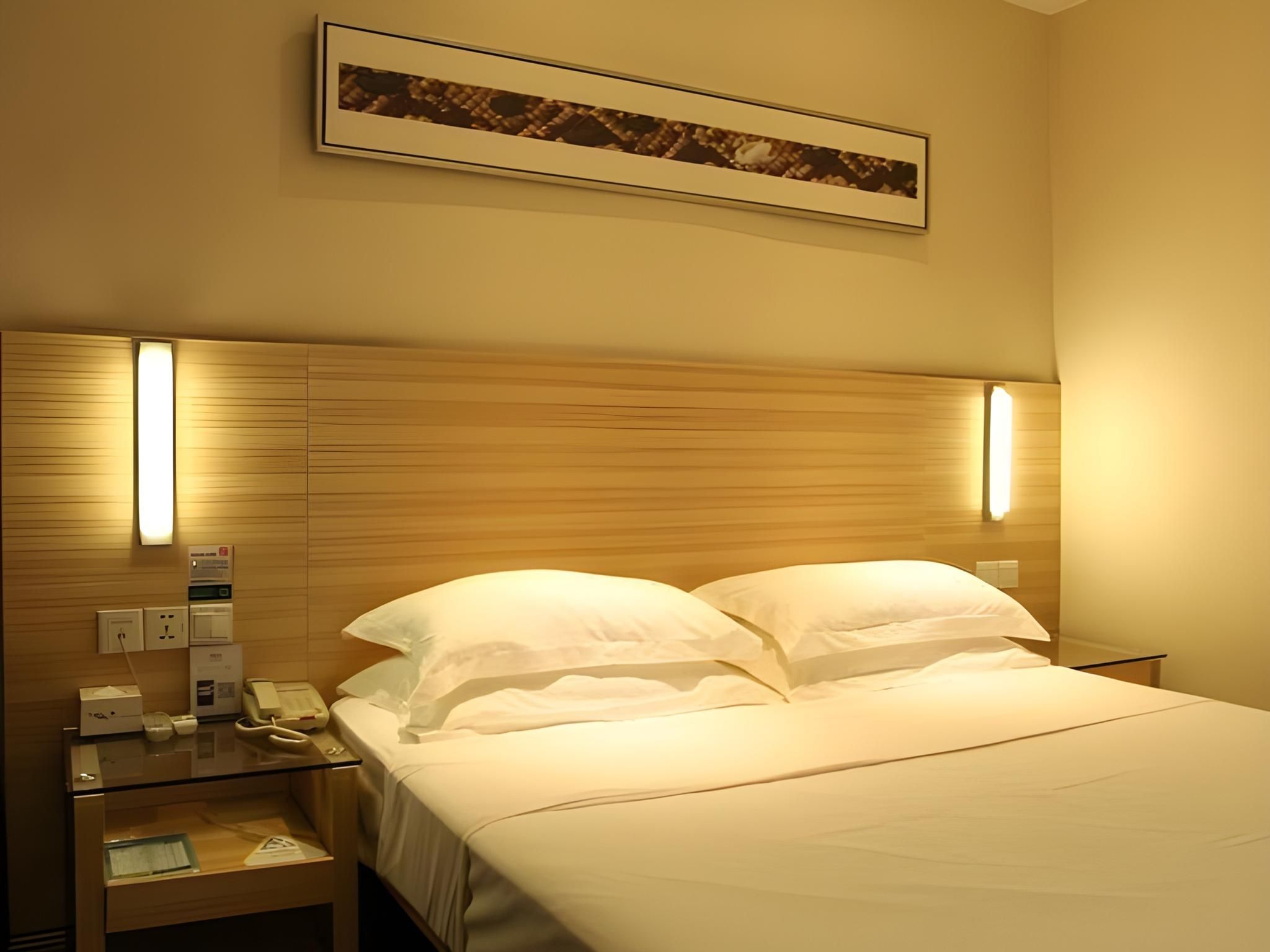 Stand Queen Room